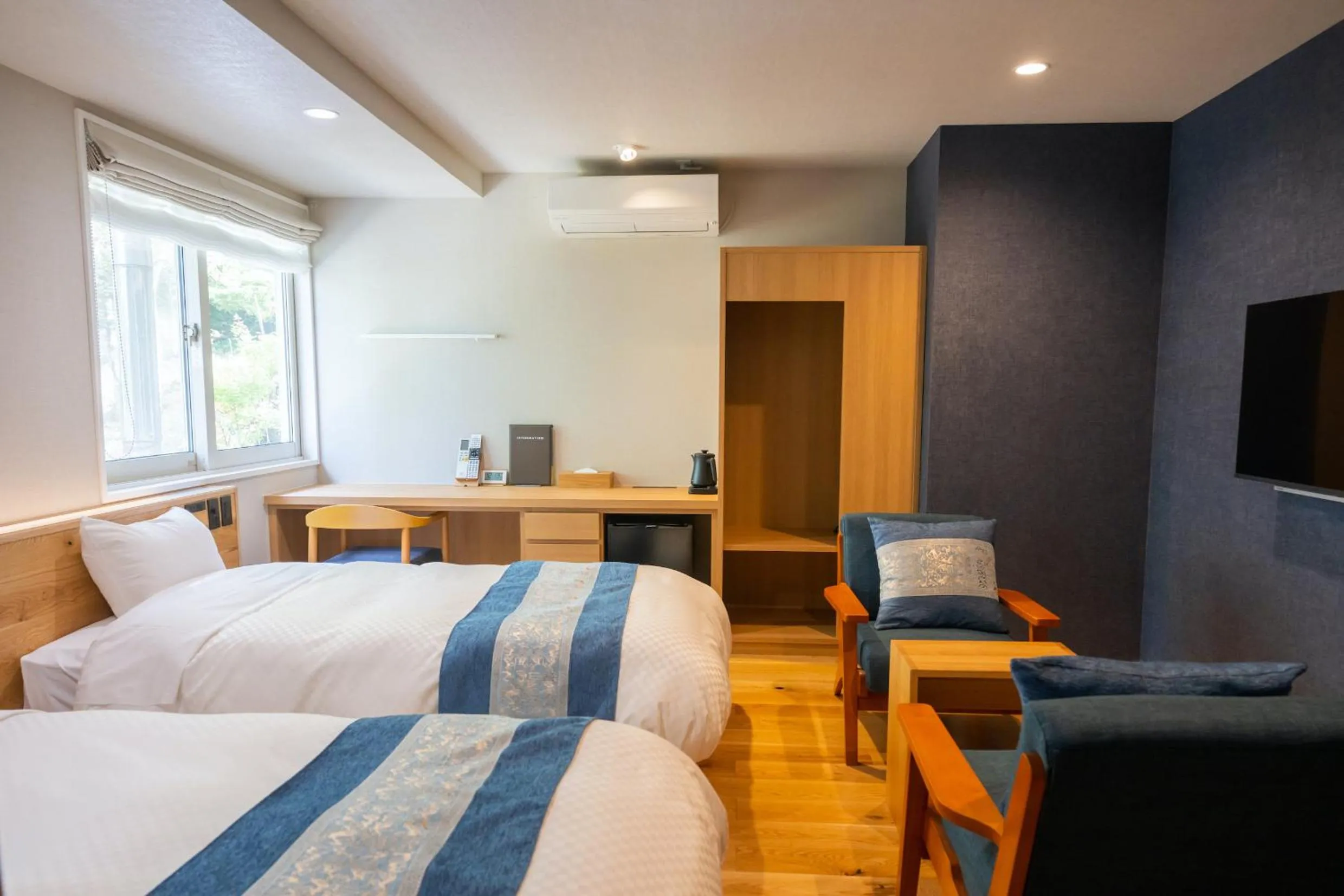 Photo of the whole room, Bed in Little Grebe