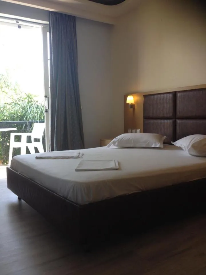 Garden view, Bed in Crystal Beach Hotel