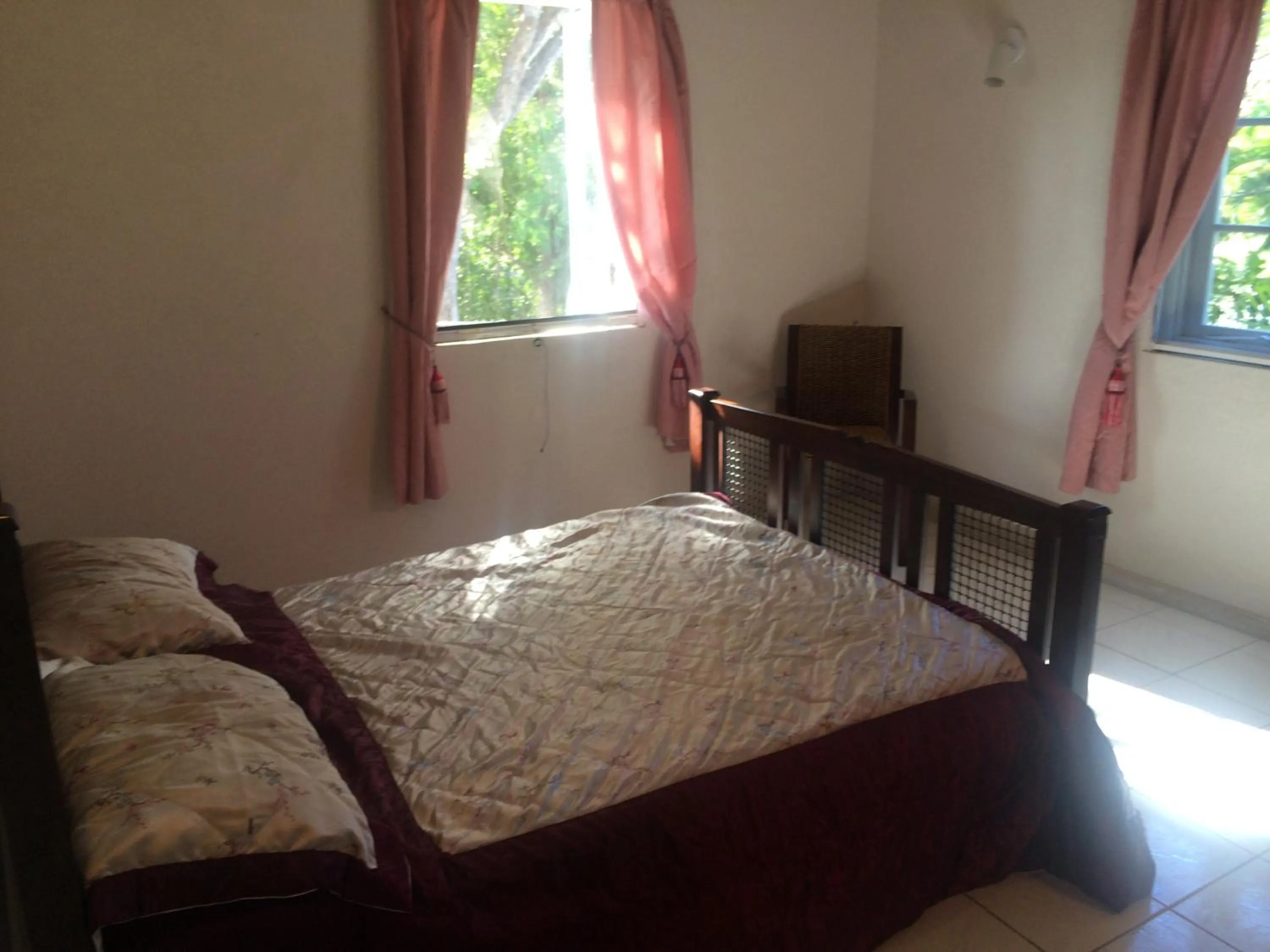 Bed in Spacious White House Villa 1 minute to sandy beaches