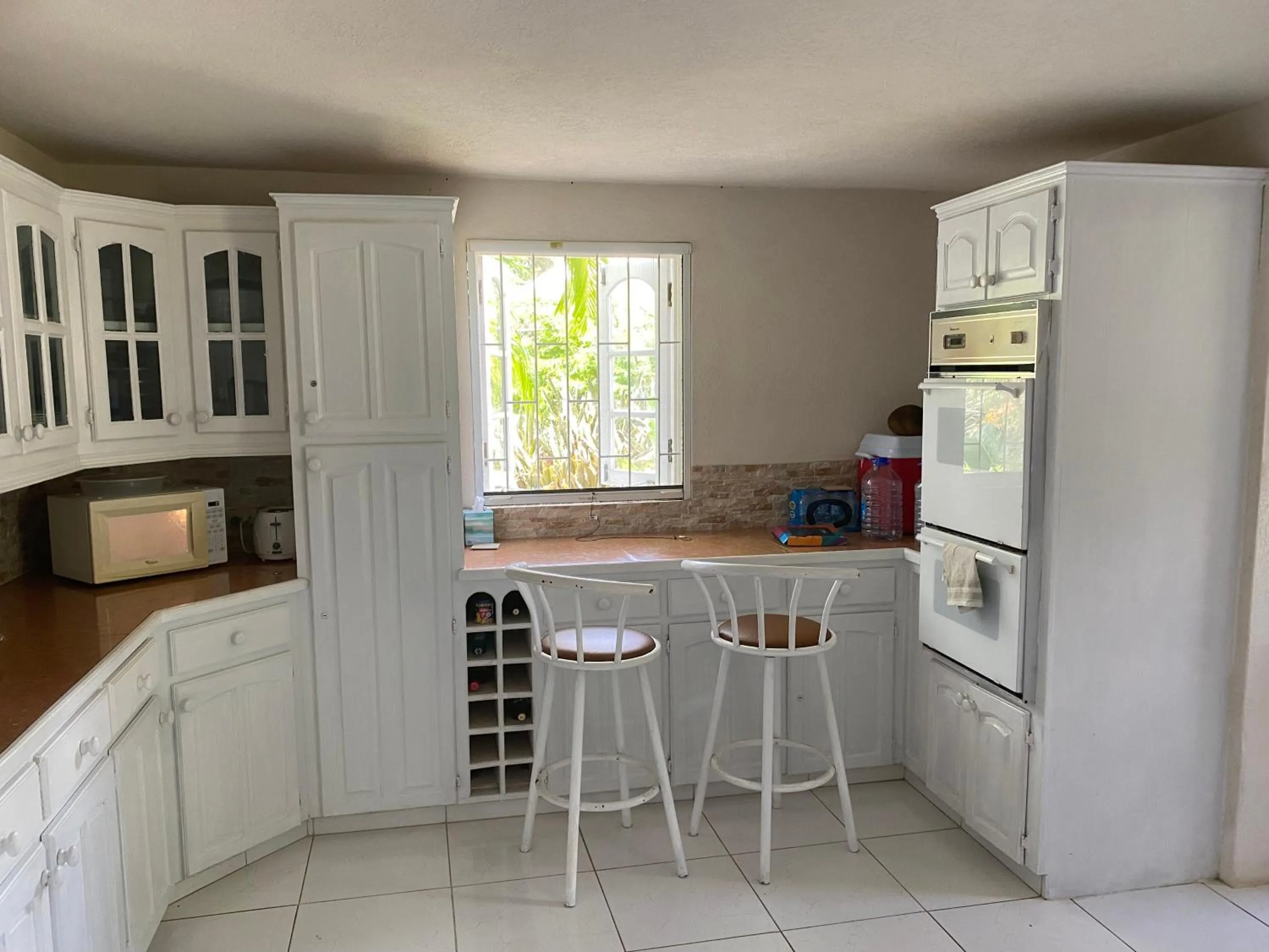 Kitchen or kitchenette in Spacious White House Villa 1 minute to sandy beaches