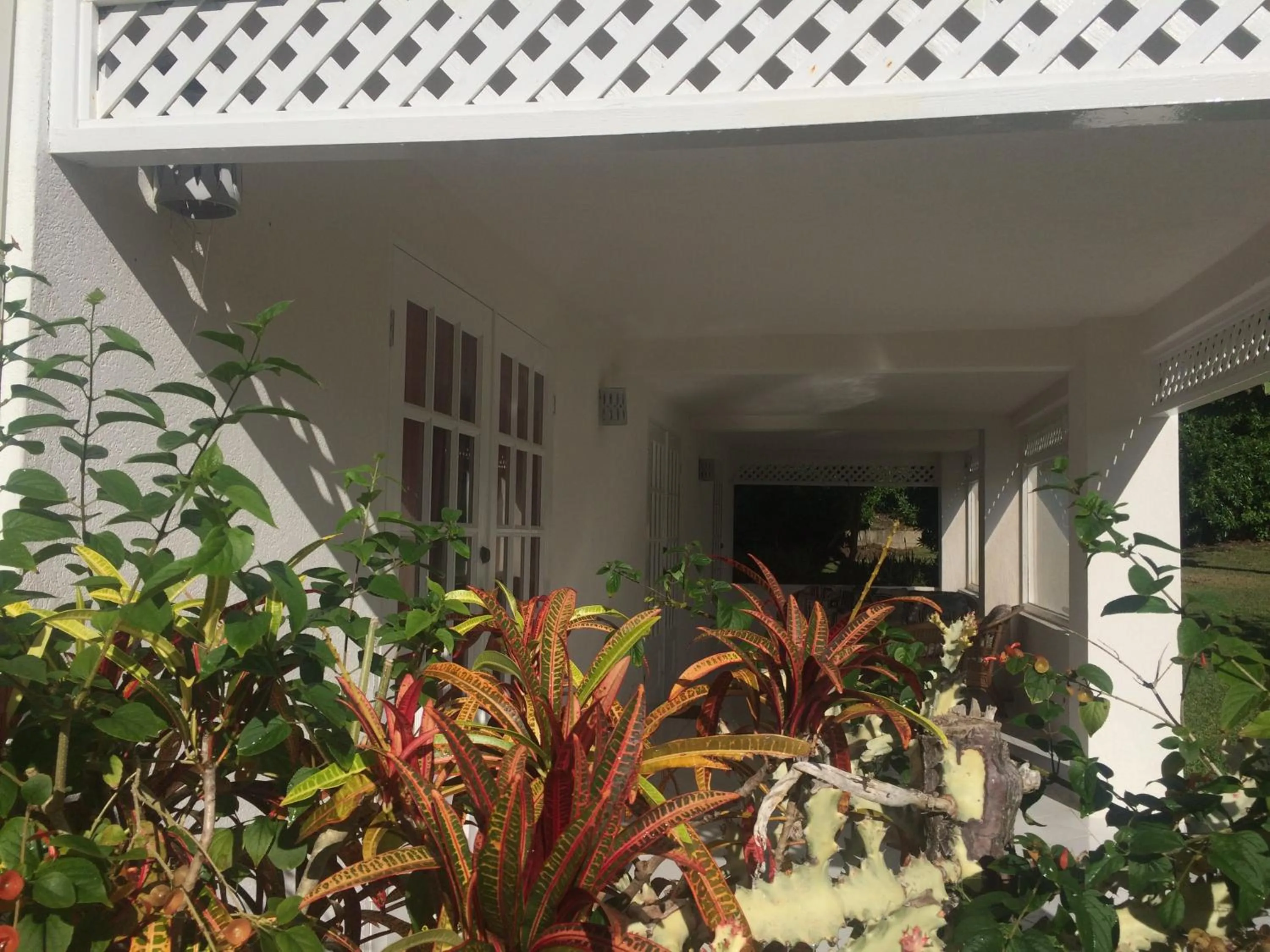 Garden view in Spacious White House Villa 1 minute to sandy beaches