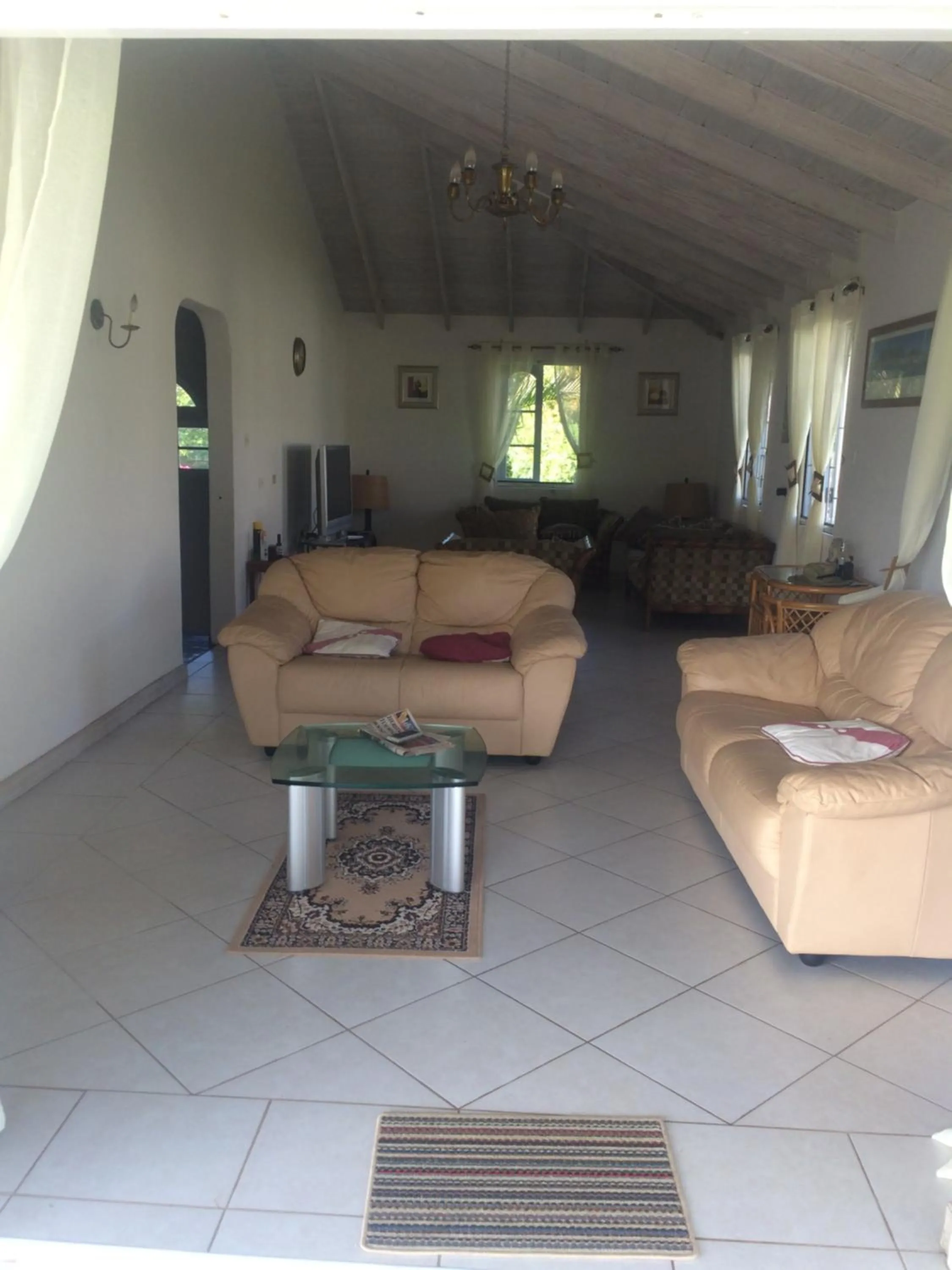 Living room in Spacious White House Villa 1 minute to sandy beaches