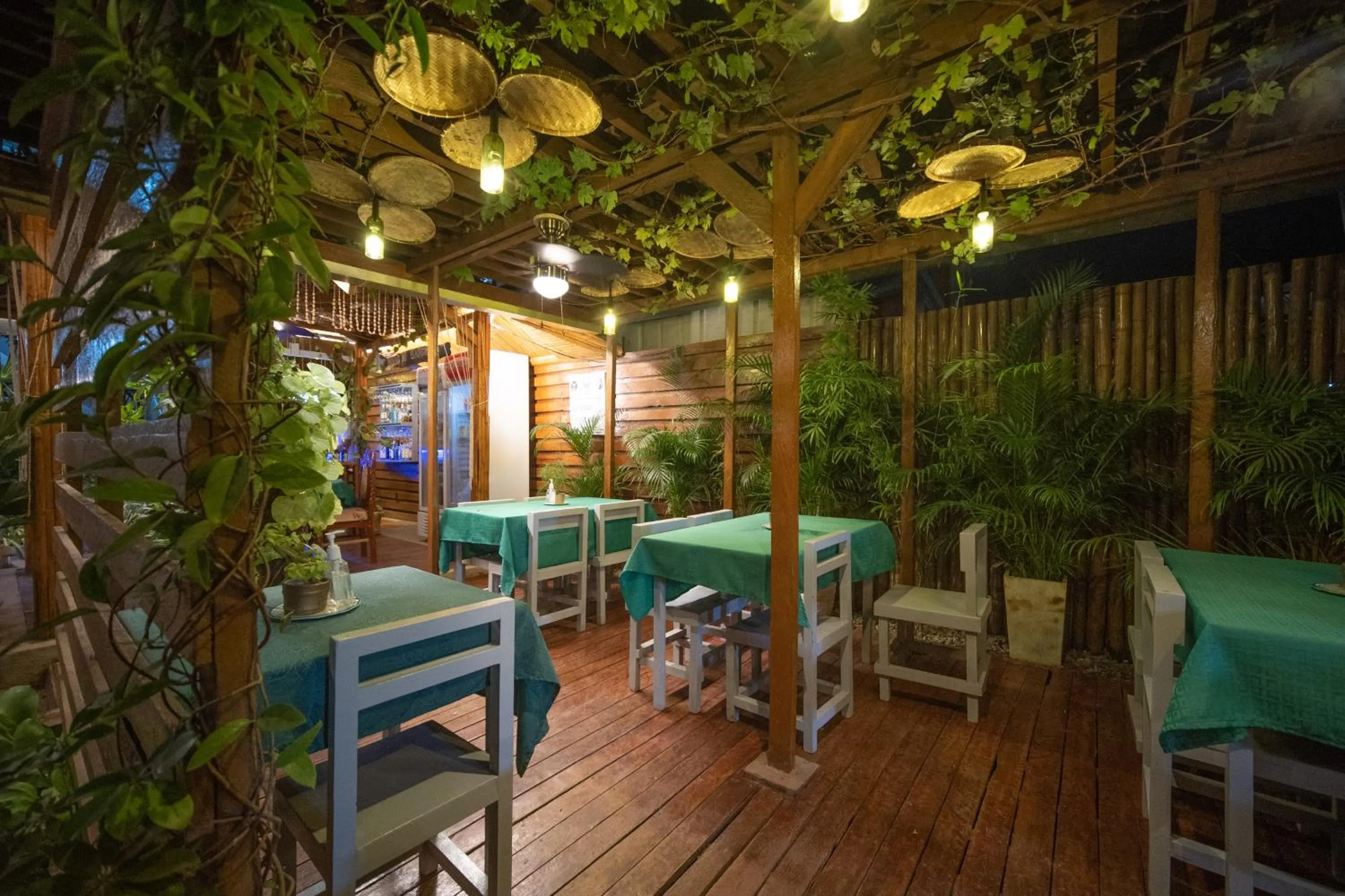 Restaurant/places to eat in SMAK's Hotel