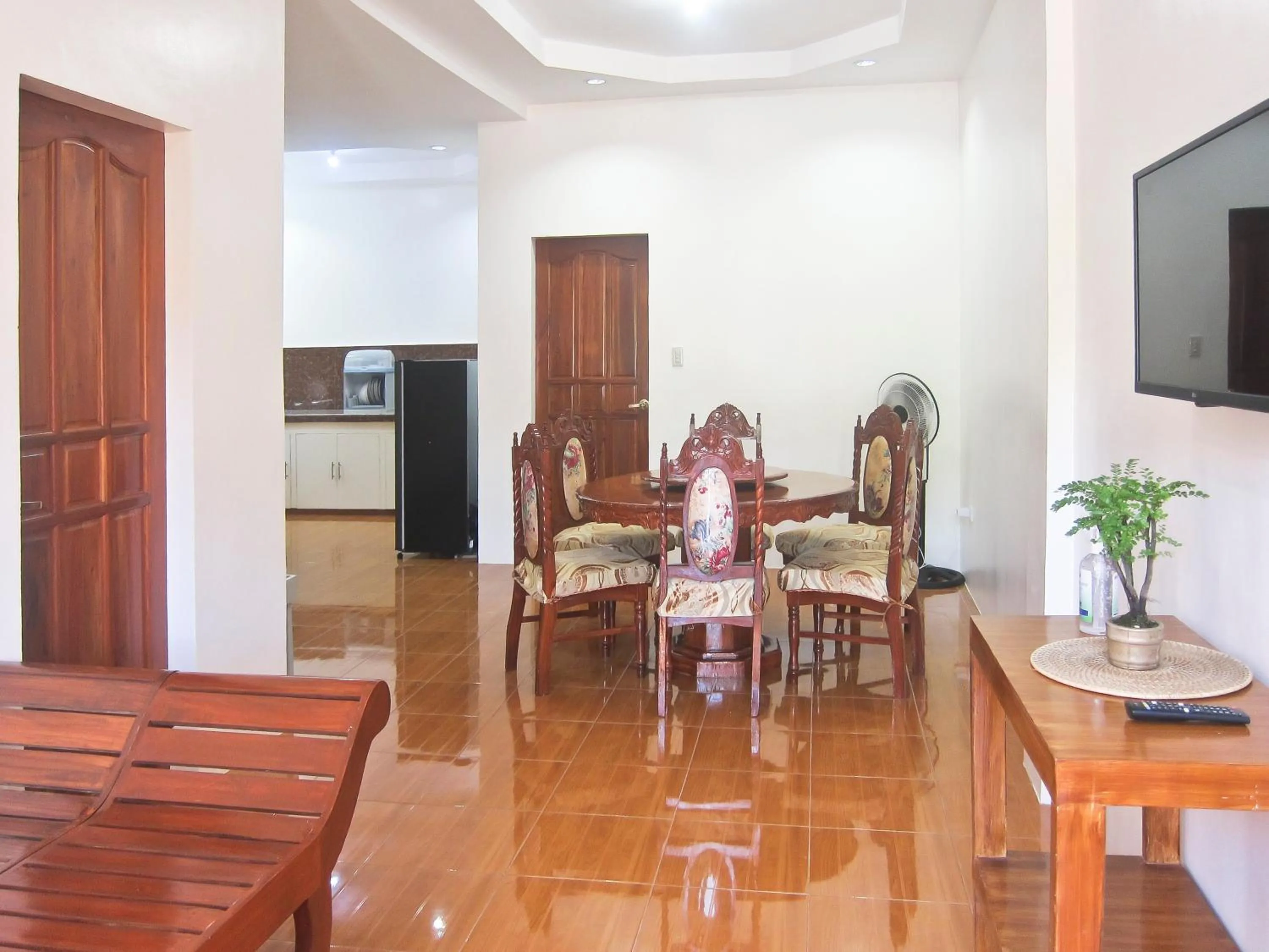 Communal lounge/ TV room in SMAK's Hotel