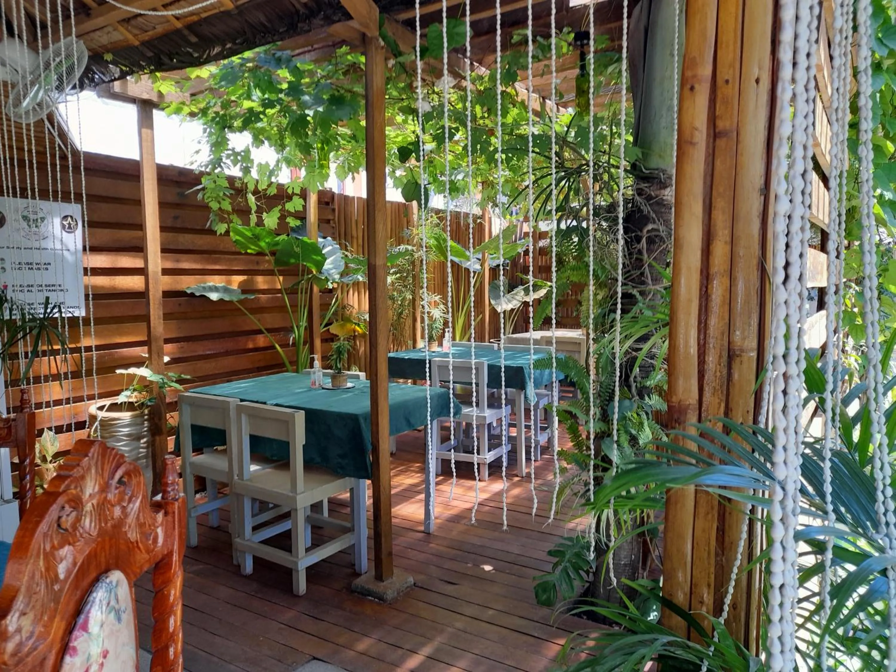 Restaurant/places to eat in SMAK's Hotel