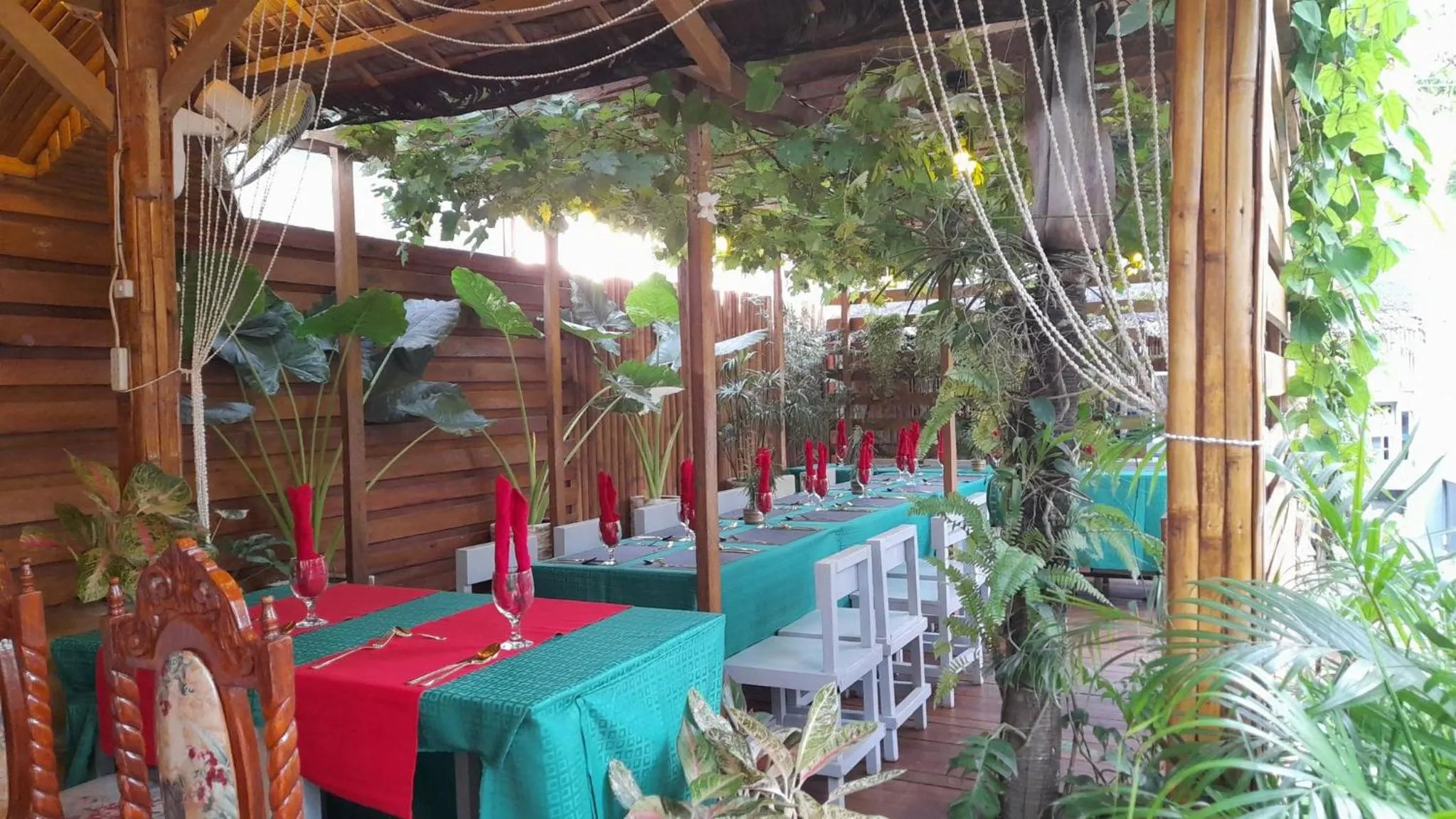 Restaurant/places to eat in SMAK's Hotel