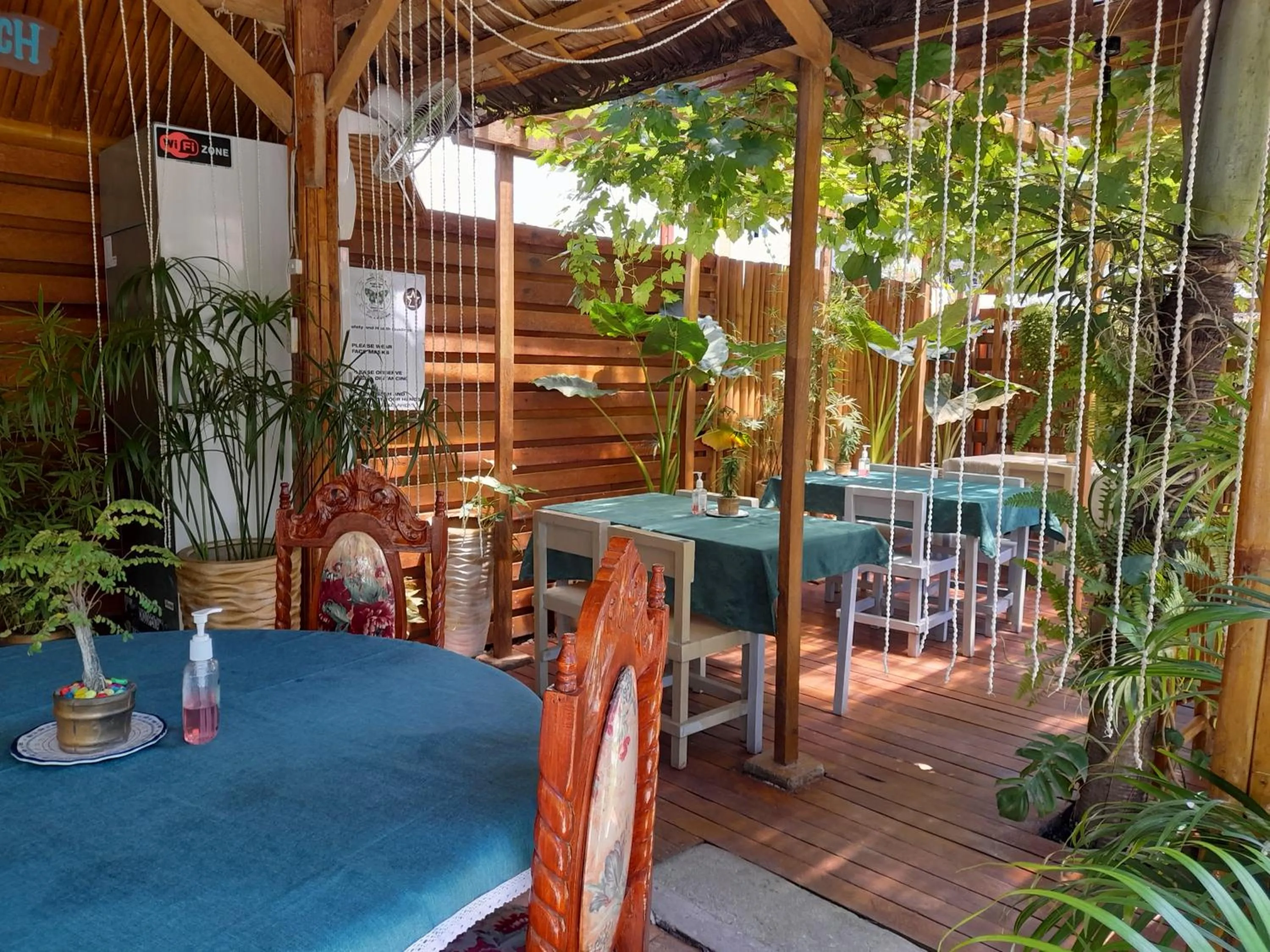 Restaurant/places to eat in SMAK's Hotel