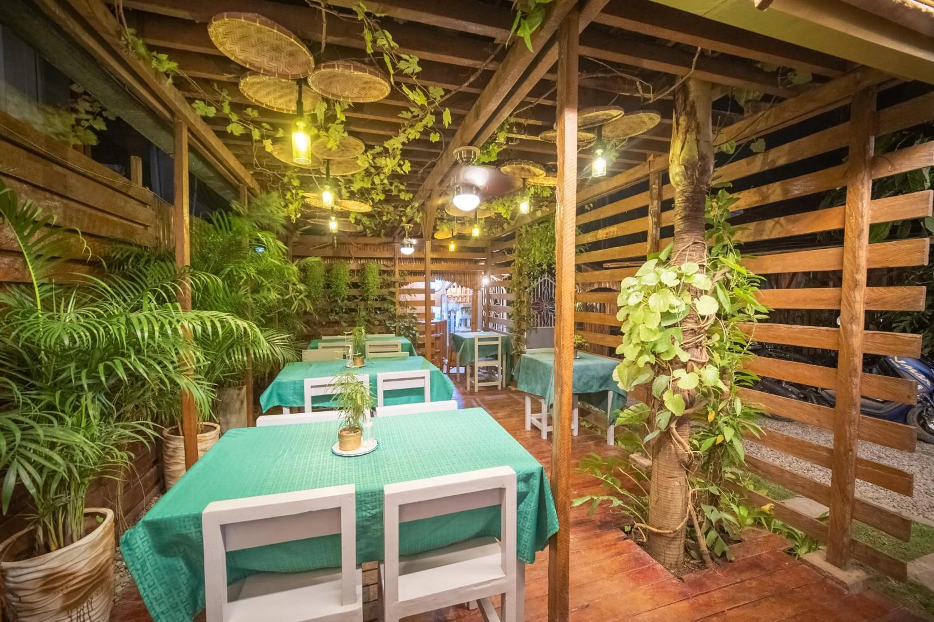 Restaurant/places to eat in SMAK's Hotel