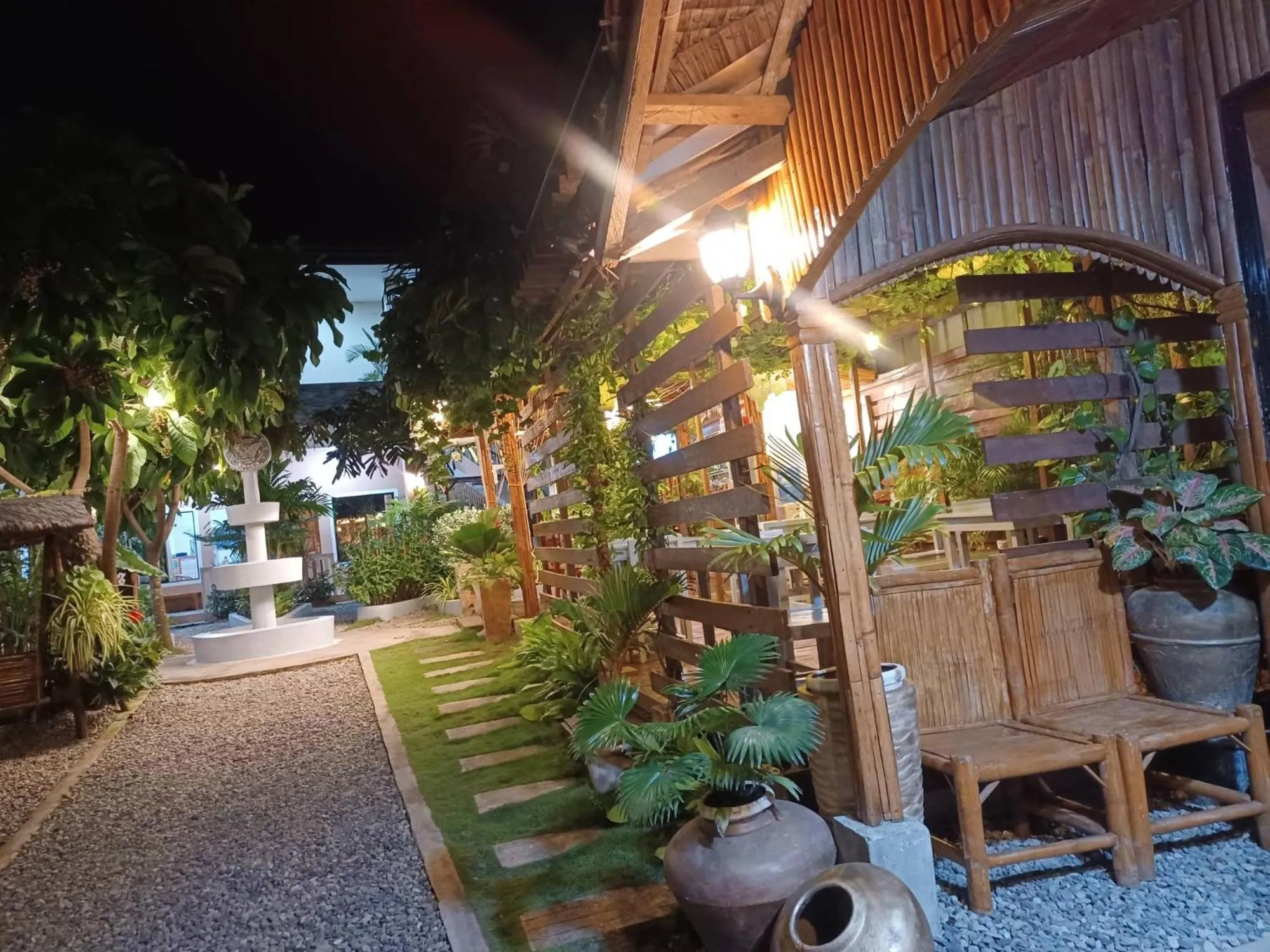 Restaurant/places to eat in SMAK's Hotel