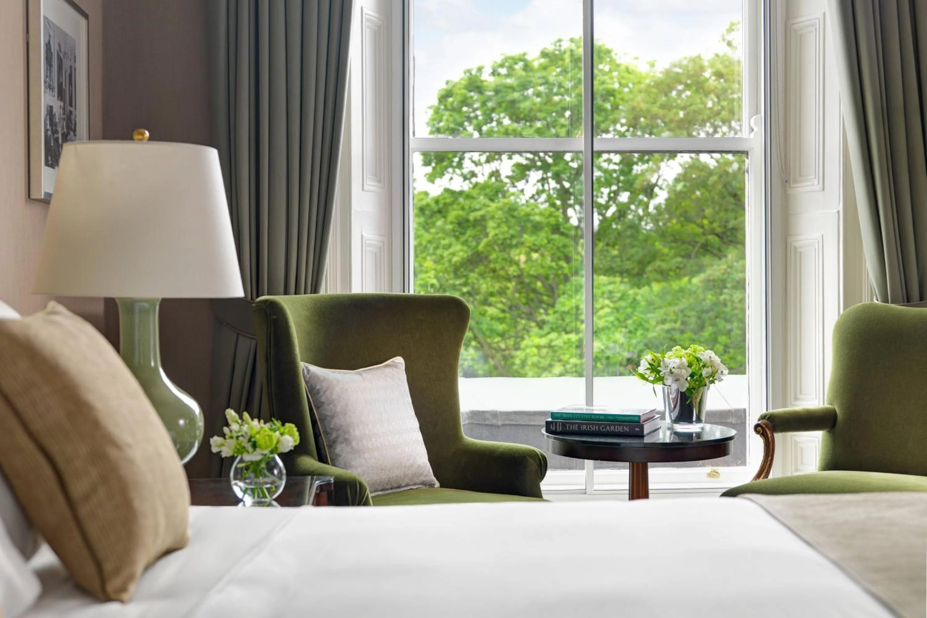 Photo of the whole room, Bed in The Shelbourne, Autograph Collection