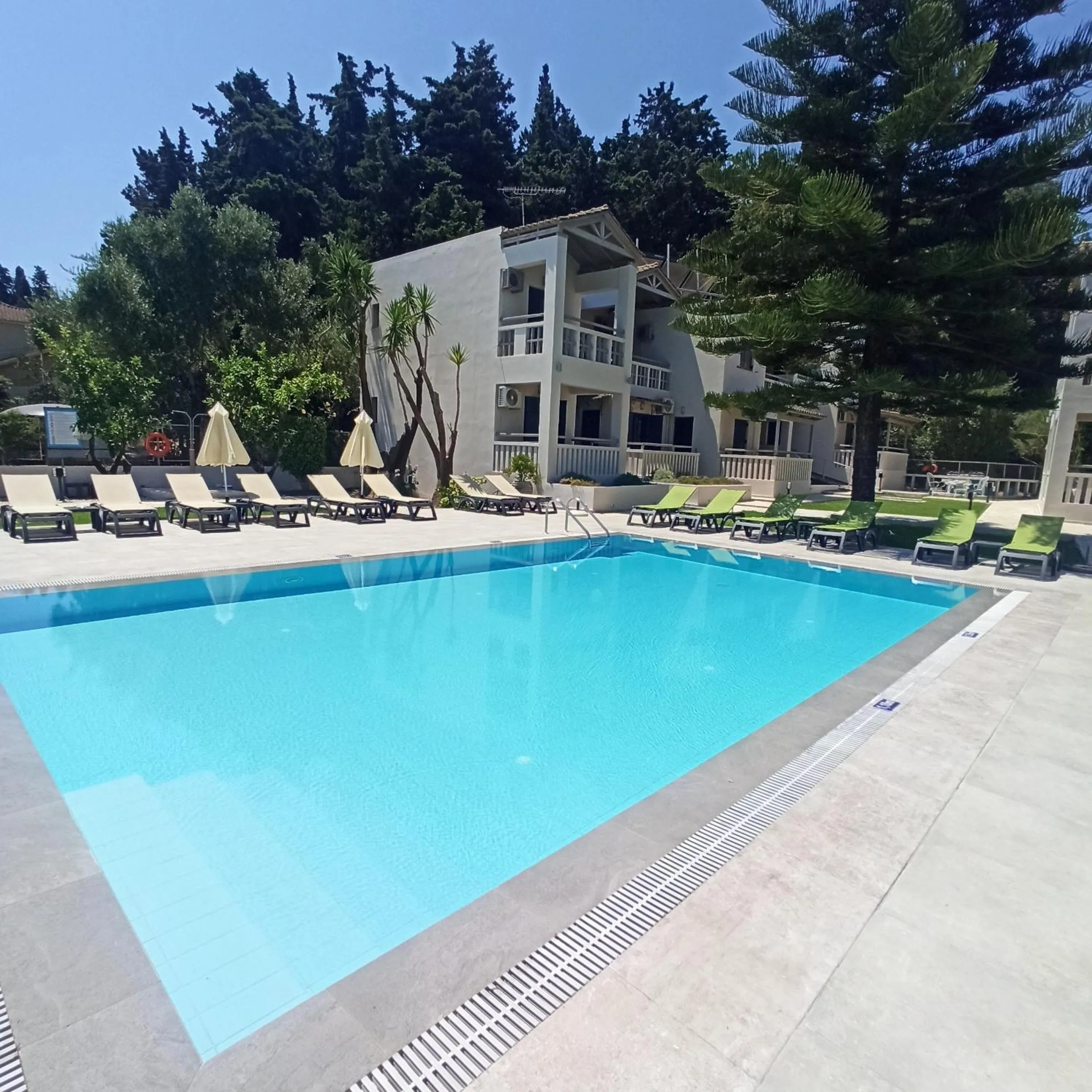 Swimming pool in Trianon Studios