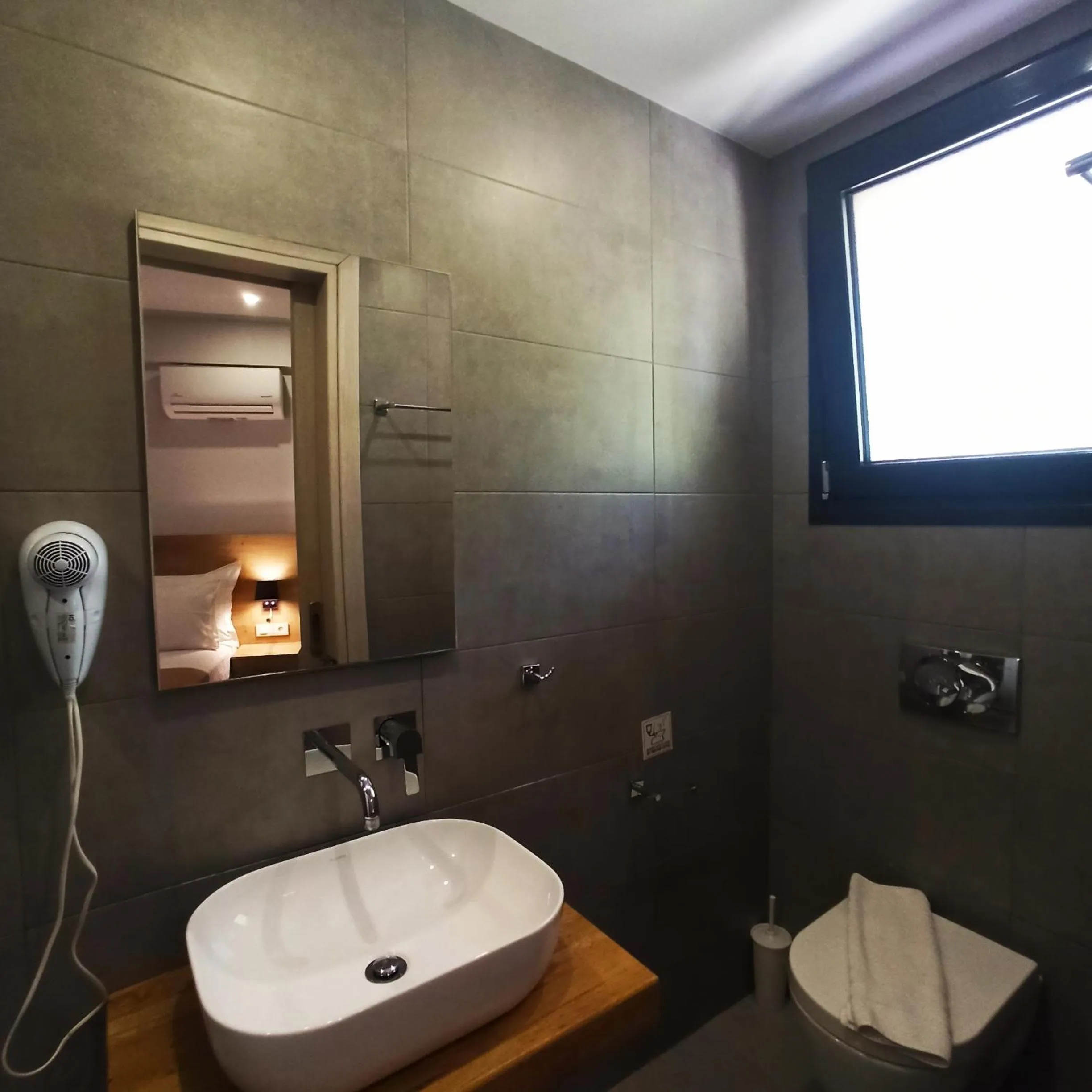 Bathroom in Trianon Studios