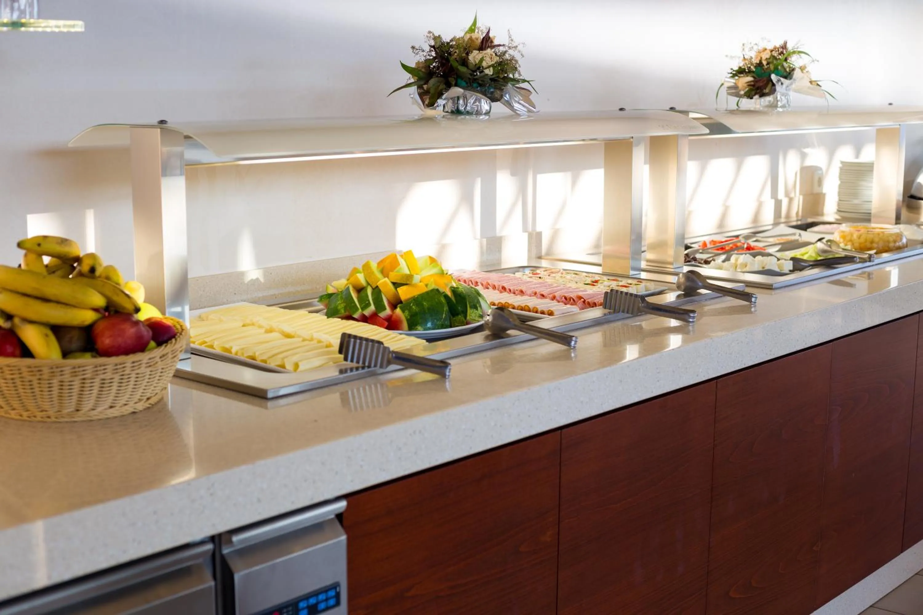 Food and drinks in Oscar Suites & Village