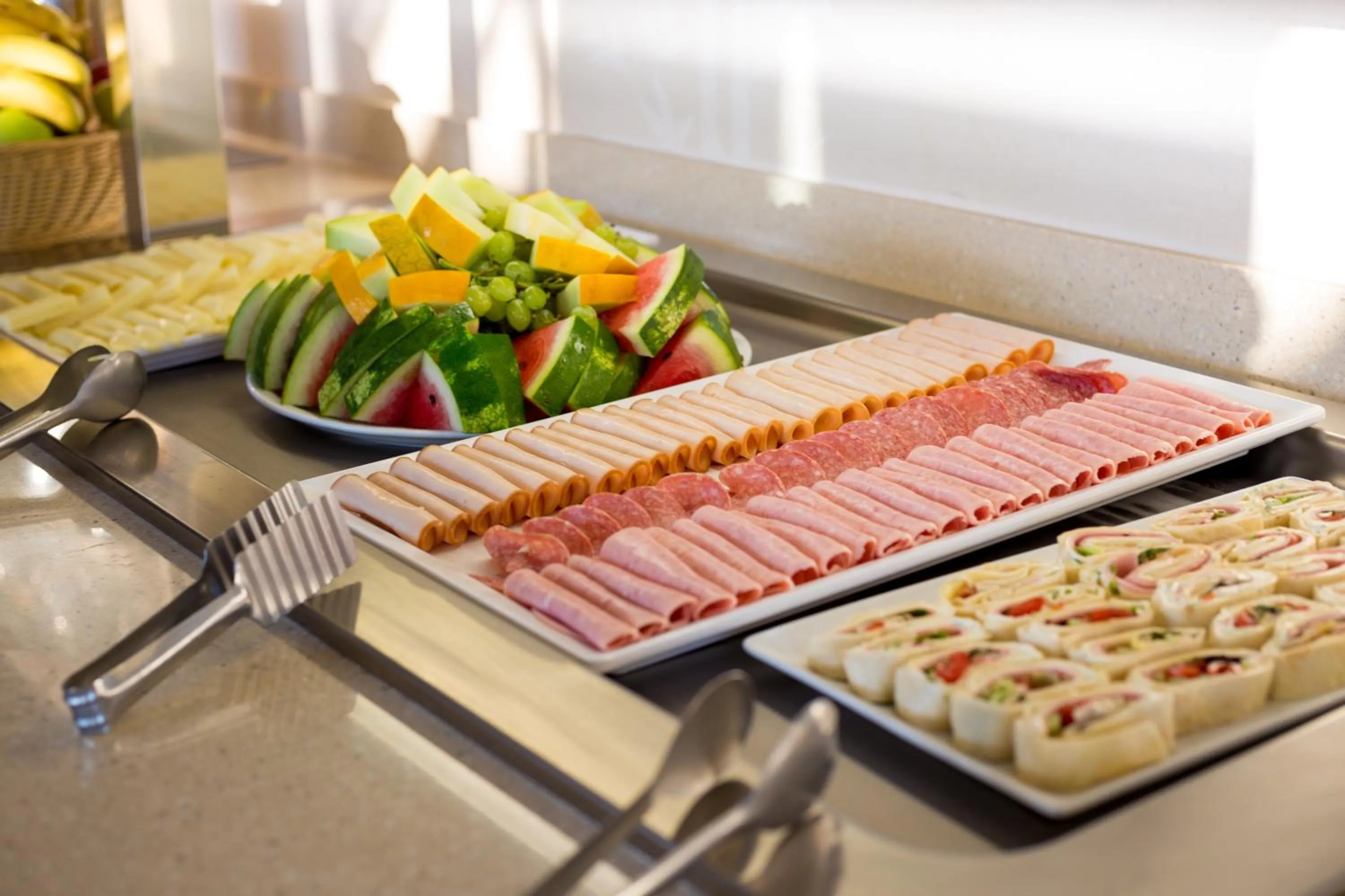 Food in Oscar Suites & Village