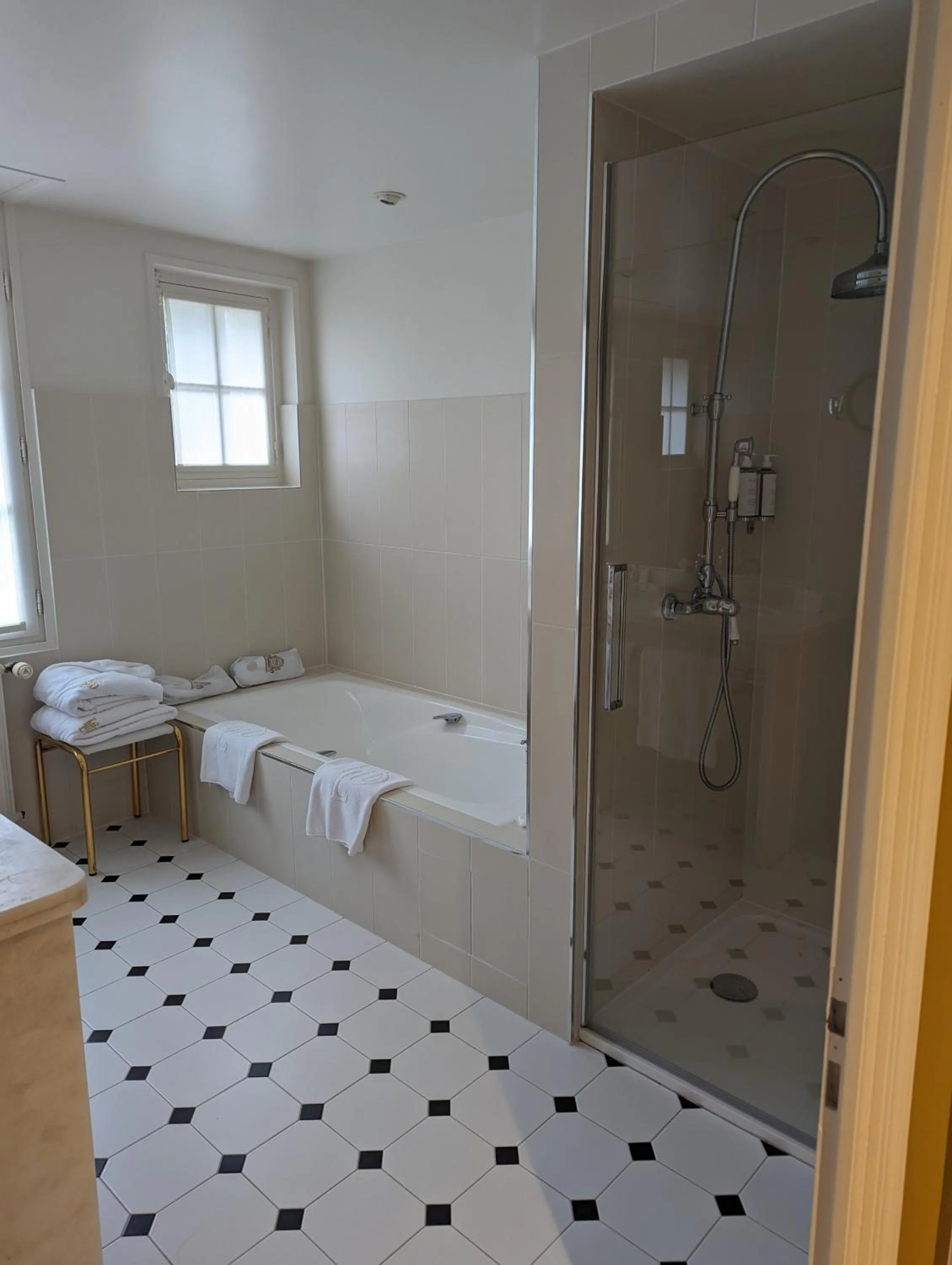 Bathroom, Bed in Les Hauts de Loire Relais & Châteaux