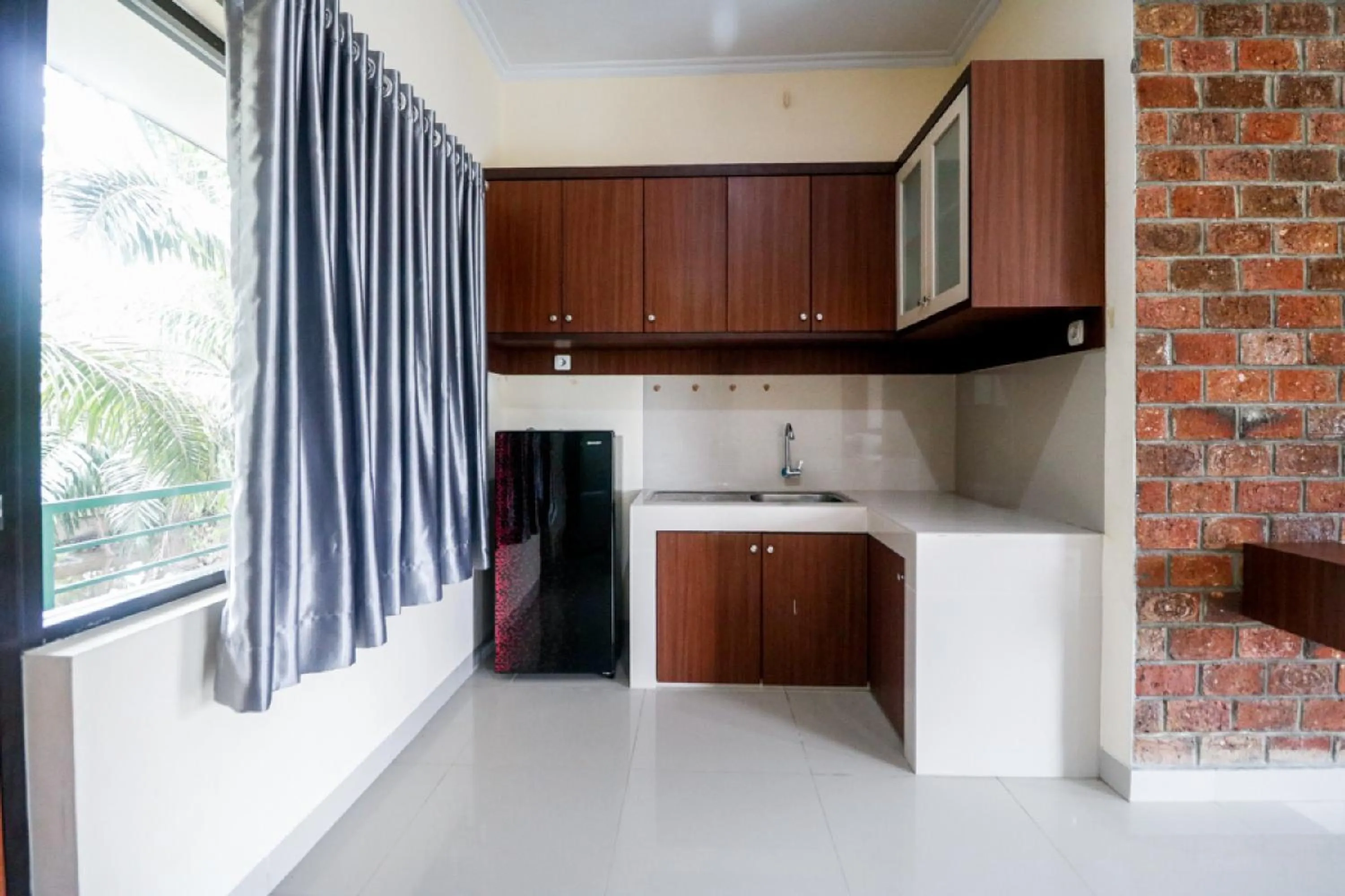 Kitchen or kitchenette in RedDoorz Plus near Kualanamu Airport Medan