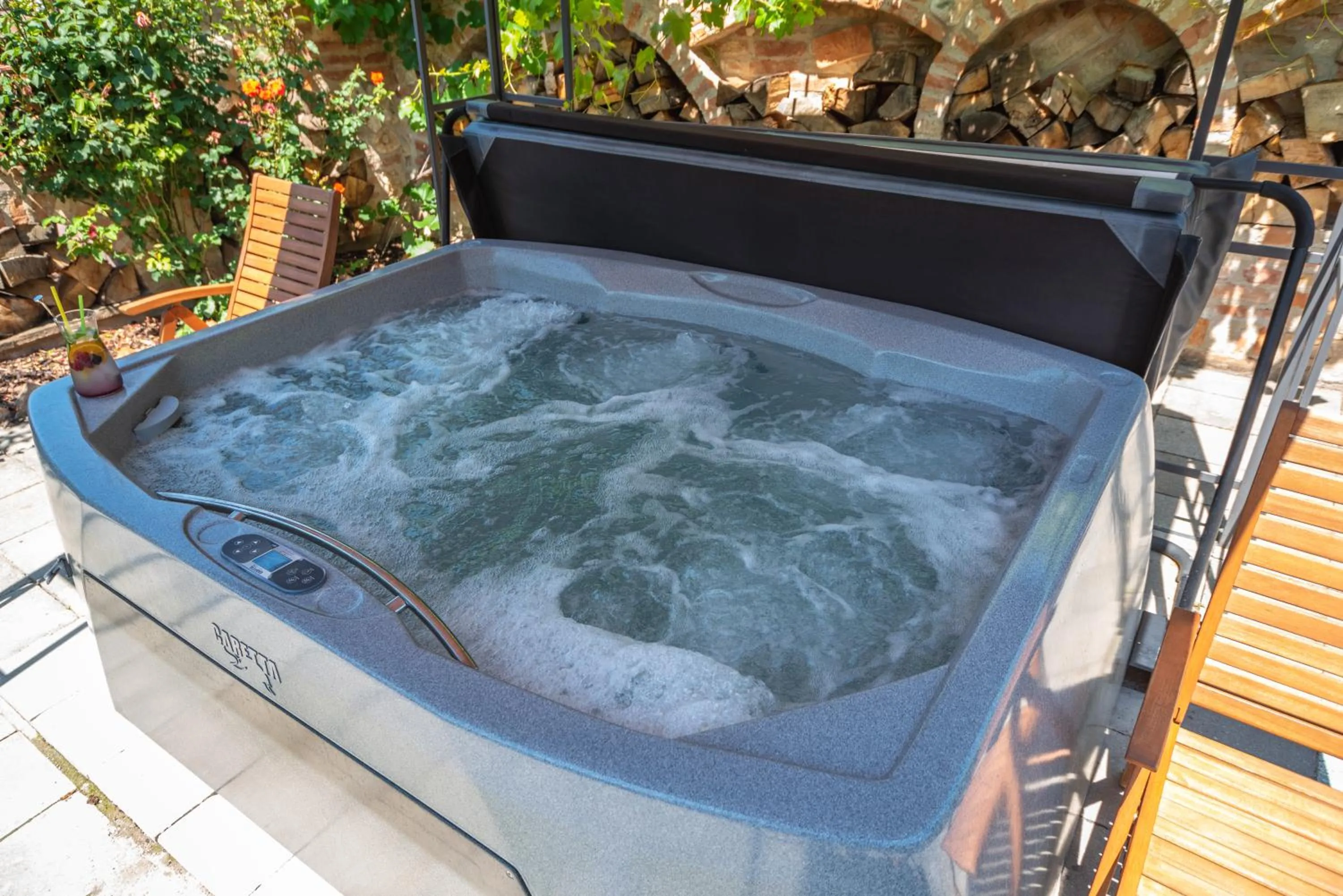 Hot Tub in Mikulov - Inn - hotel s vinným sklepem Venuše