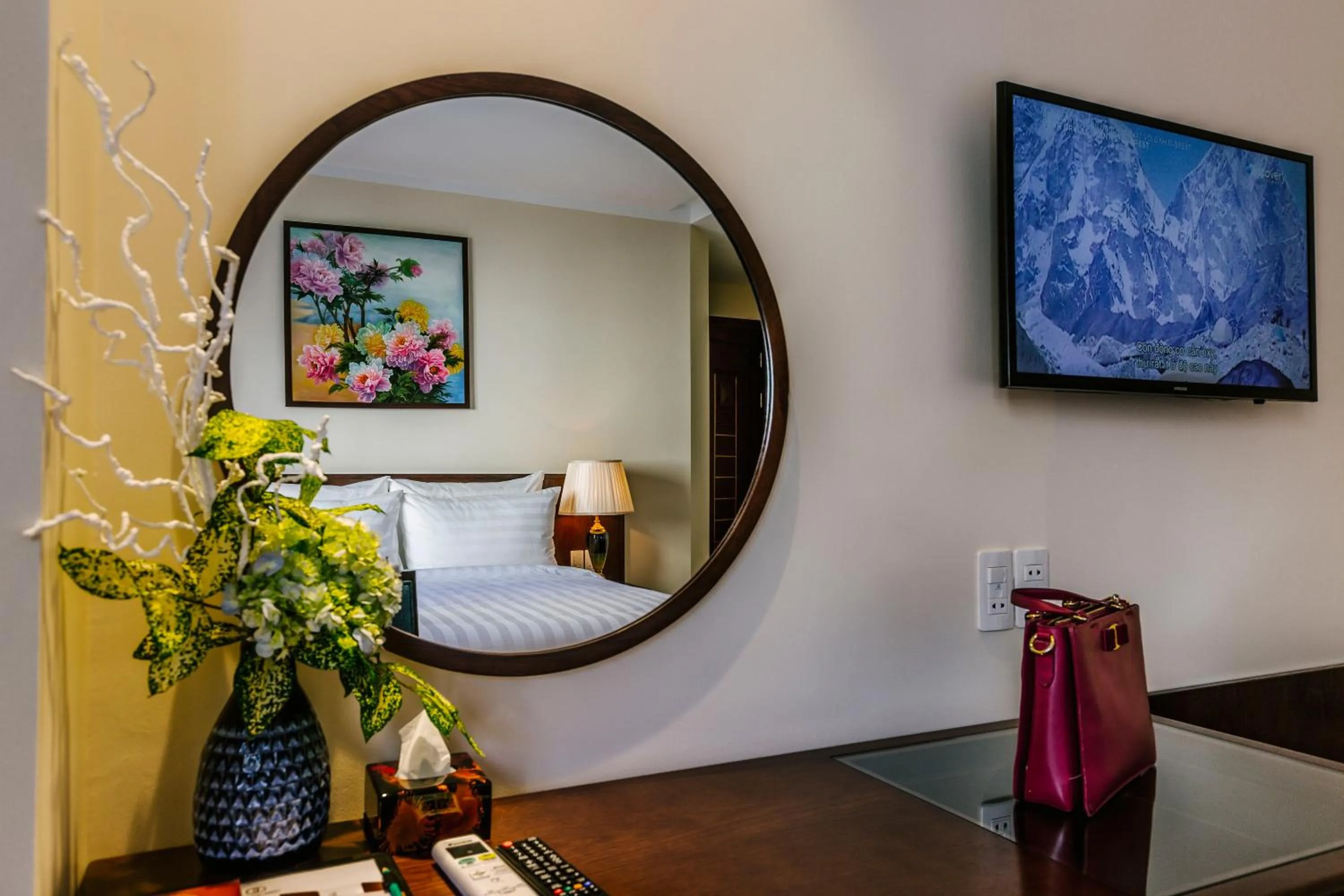 Communal lounge/ TV room in Roseland Sweet Hotel