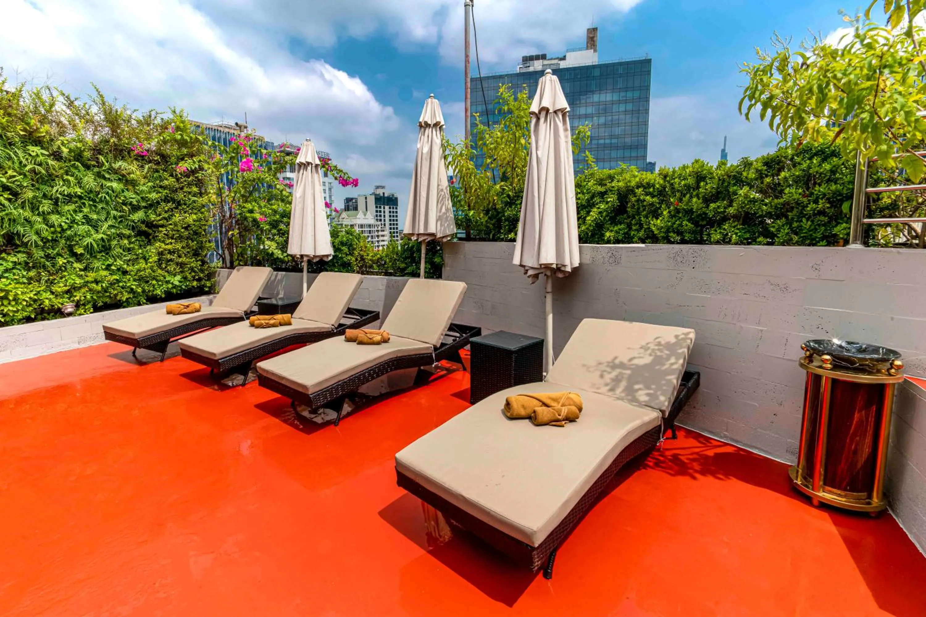 Pool view in Roseland Sweet Hotel