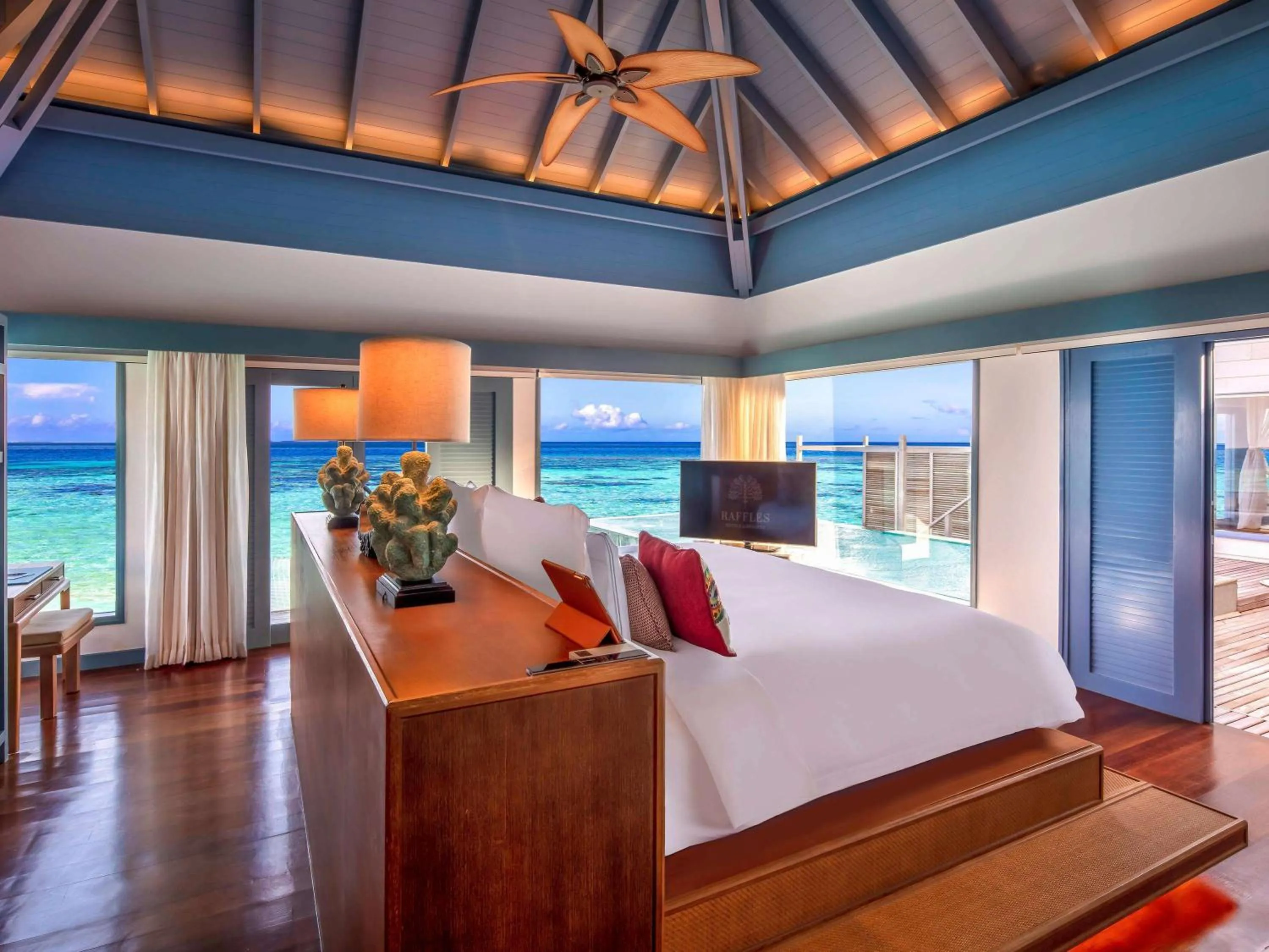 Bedroom, Bed in Raffles Maldives Meradhoo