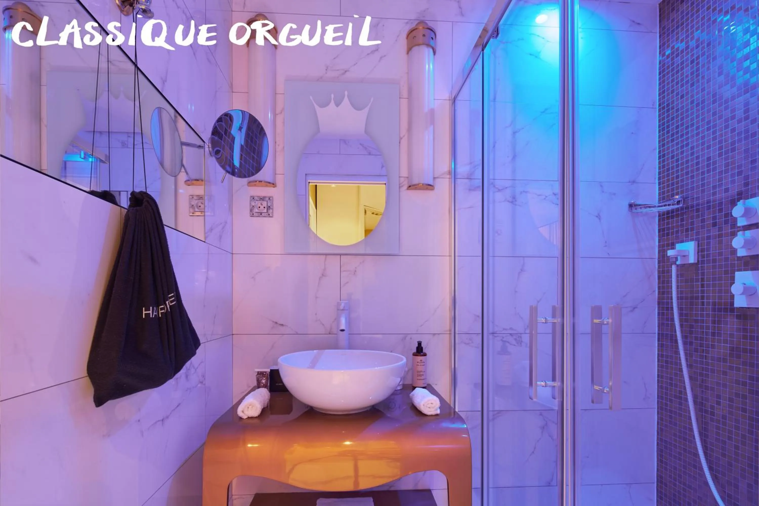 Shower in Hôtel Vice Versa