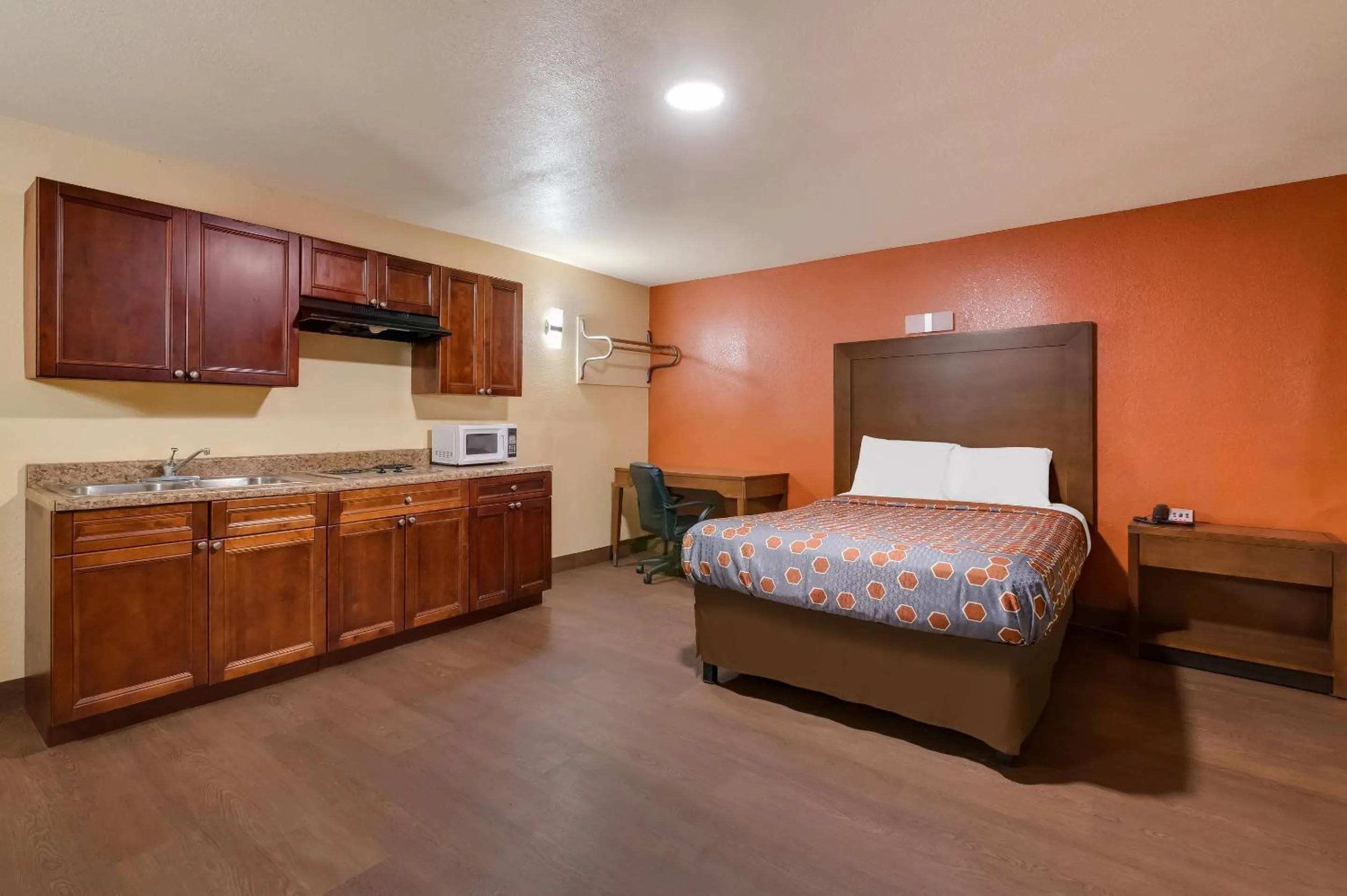 Bedroom, Bed in Rodeway Inn & Suites New Orleans East