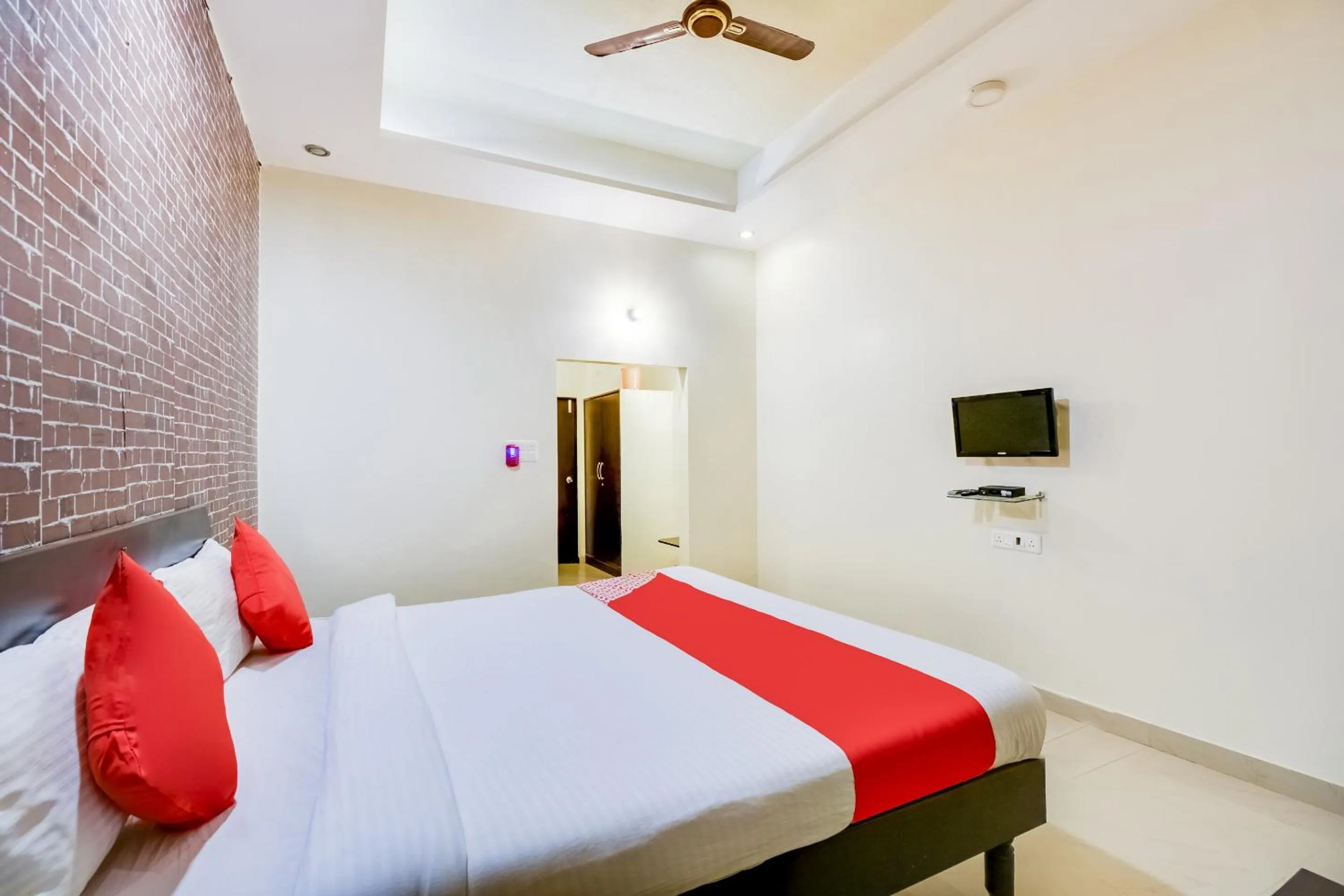 Bedroom, Bed in Hotel O The Thar Mid Way Hotel And Restaurant