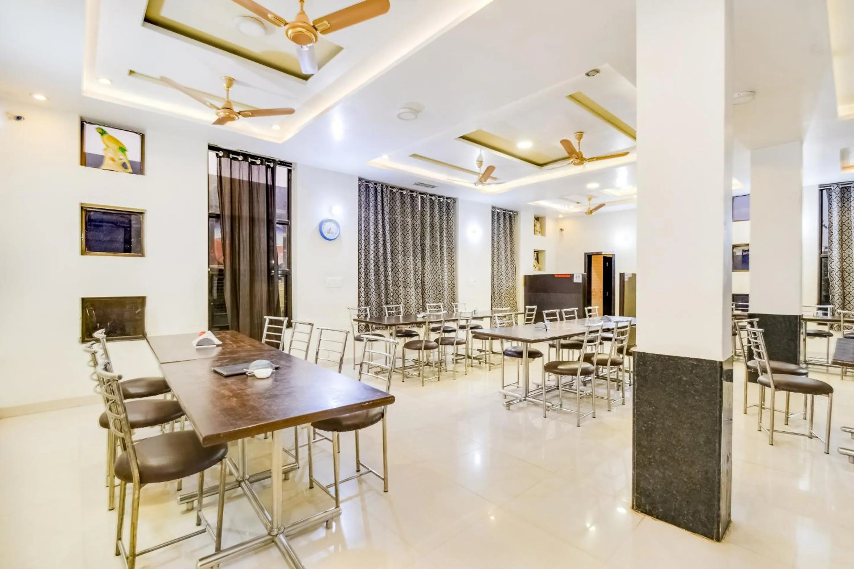 Restaurant/places to eat in Hotel O The Thar Mid Way Hotel And Restaurant