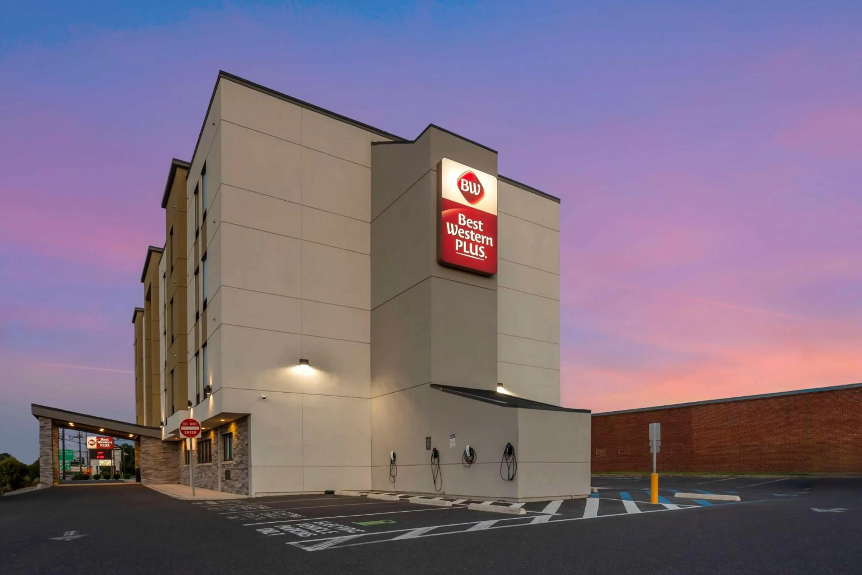 Property building in Best Western Plus Philadelphia-Pennsauken Hotel