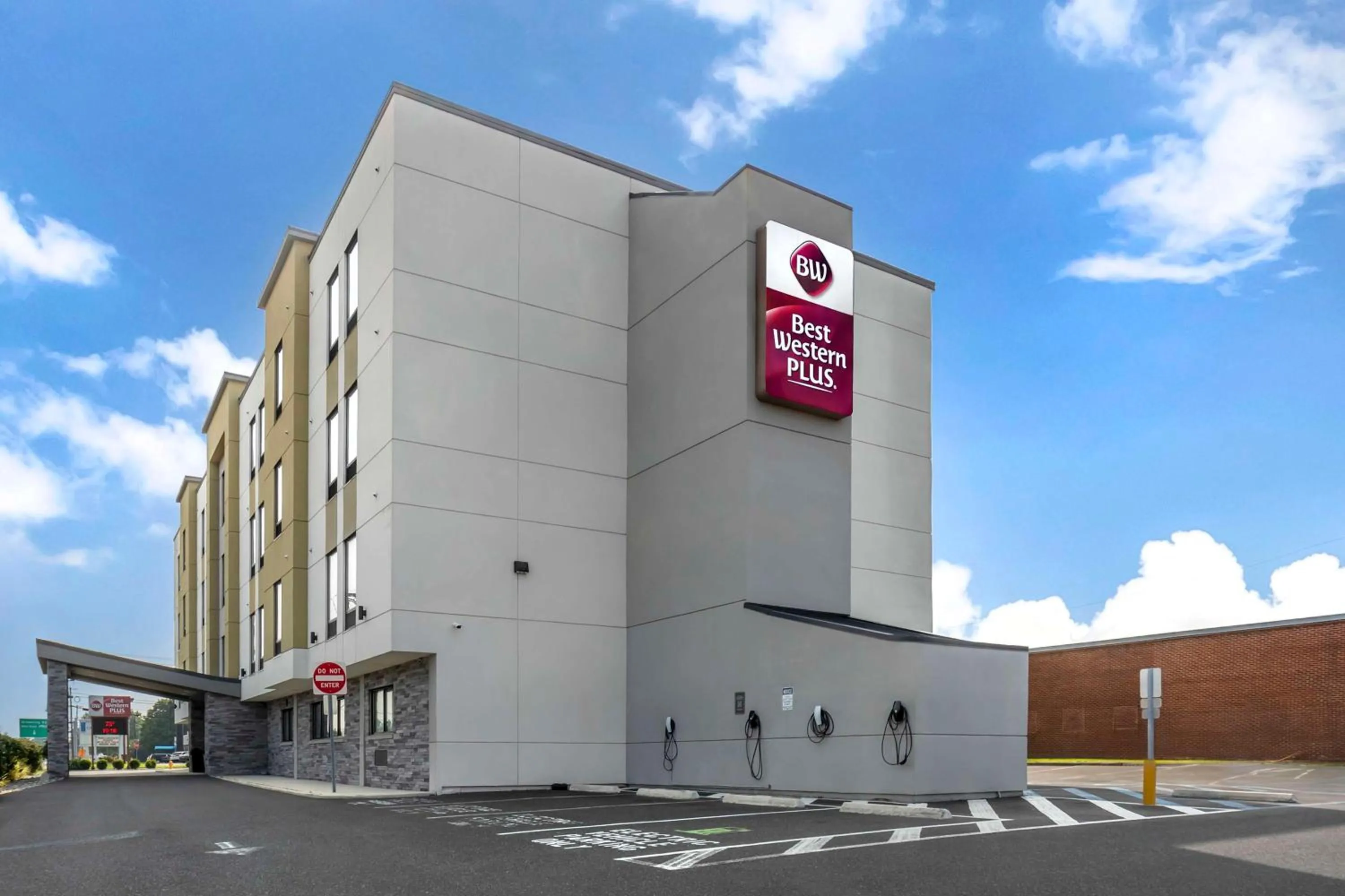 Property building in Best Western Plus Philadelphia-Pennsauken Hotel