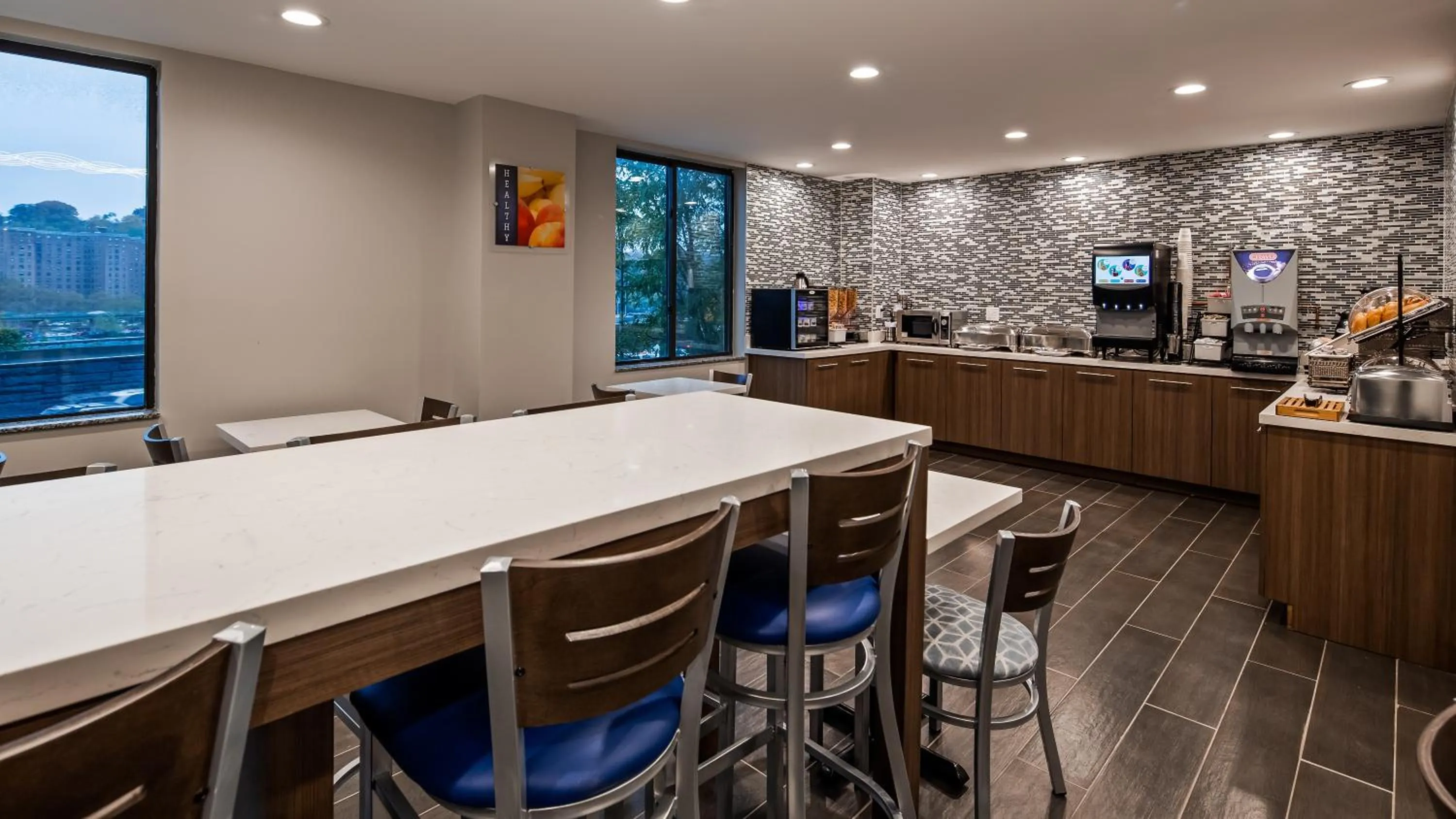 Continental breakfast, Restaurant/Places to Eat in Best Western Plus Stadium Inn