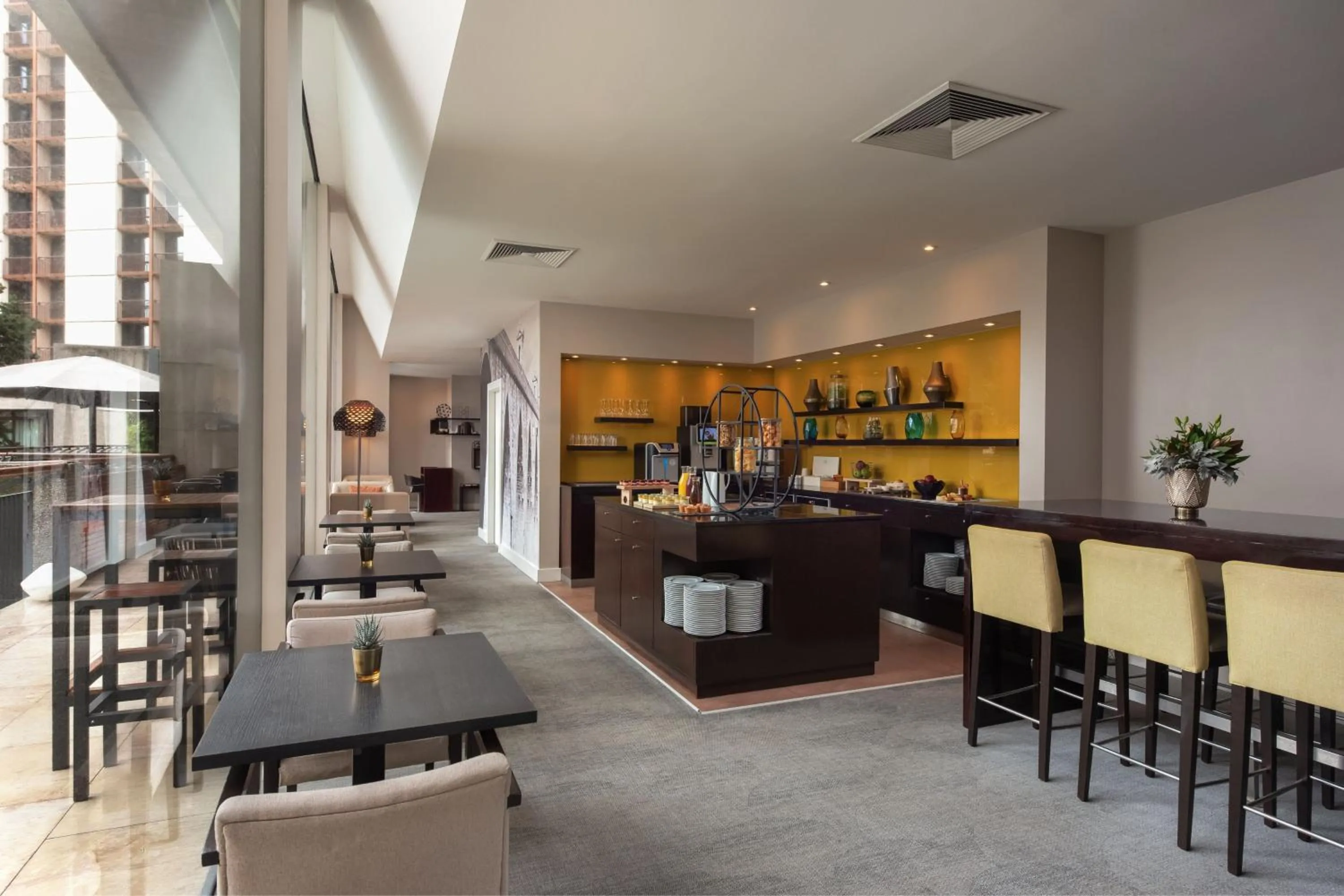 Lounge or bar in Lisbon Marriott Hotel