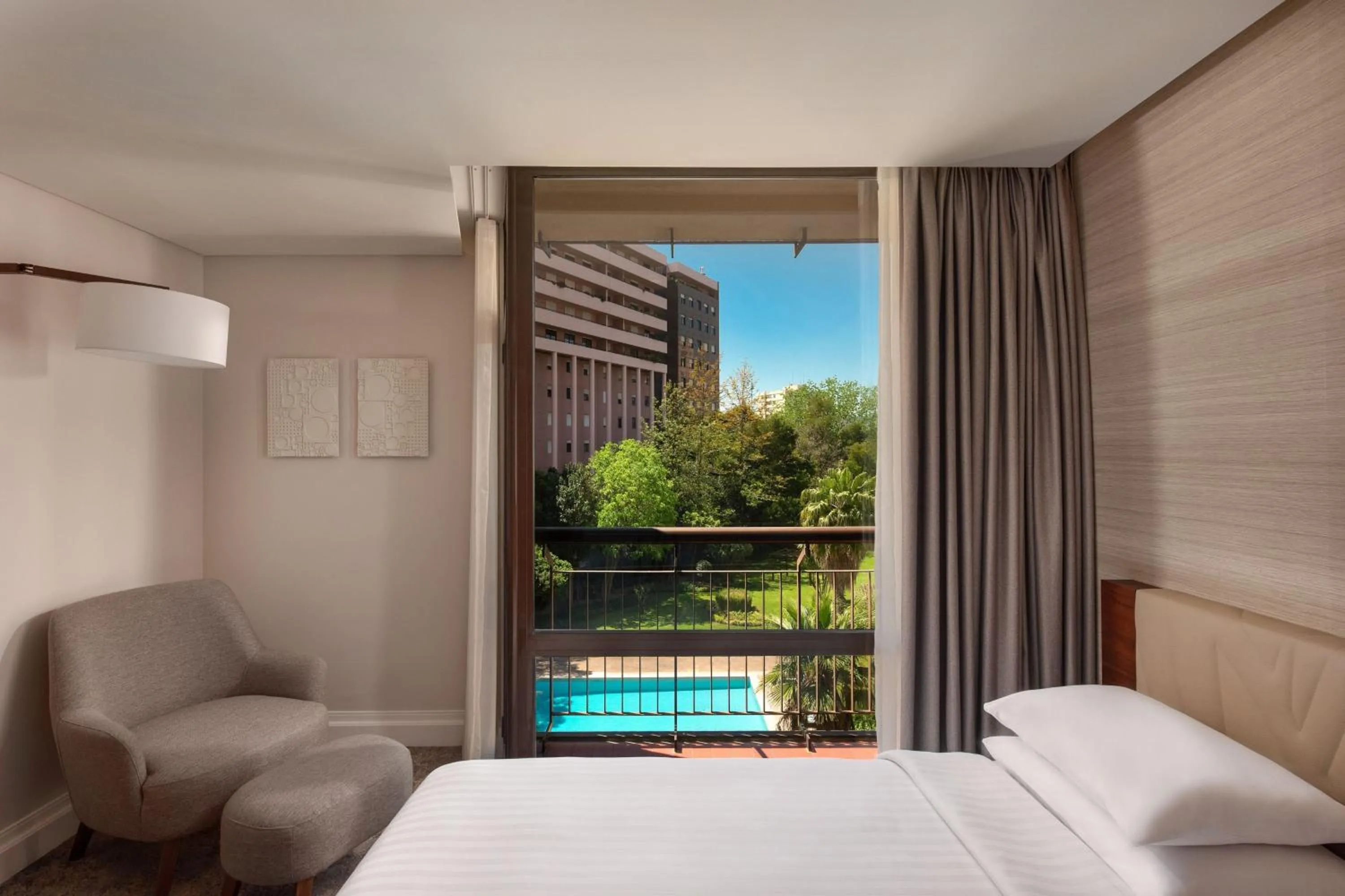 Bedroom, Bed in Lisbon Marriott Hotel