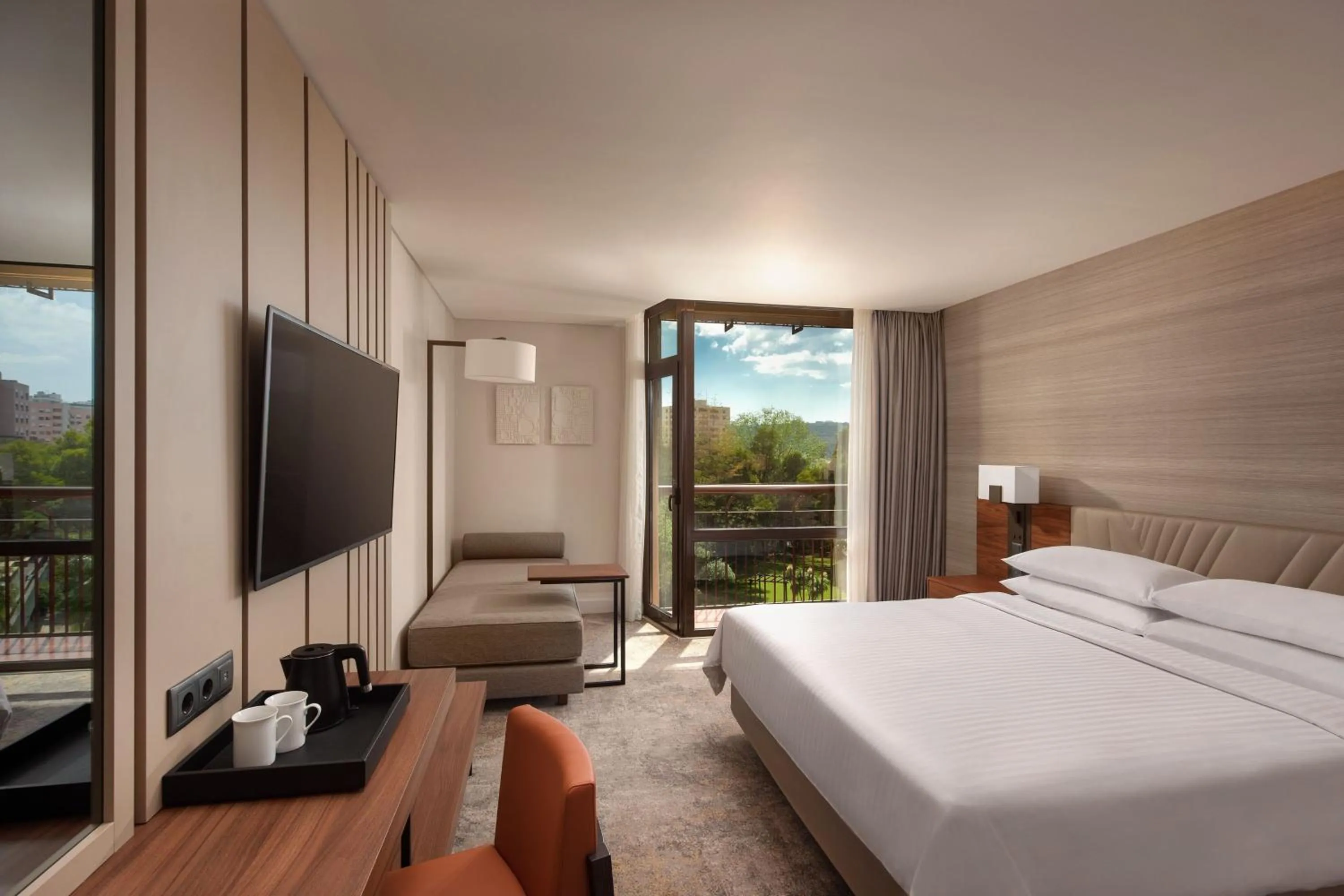 Bedroom, Bed in Lisbon Marriott Hotel