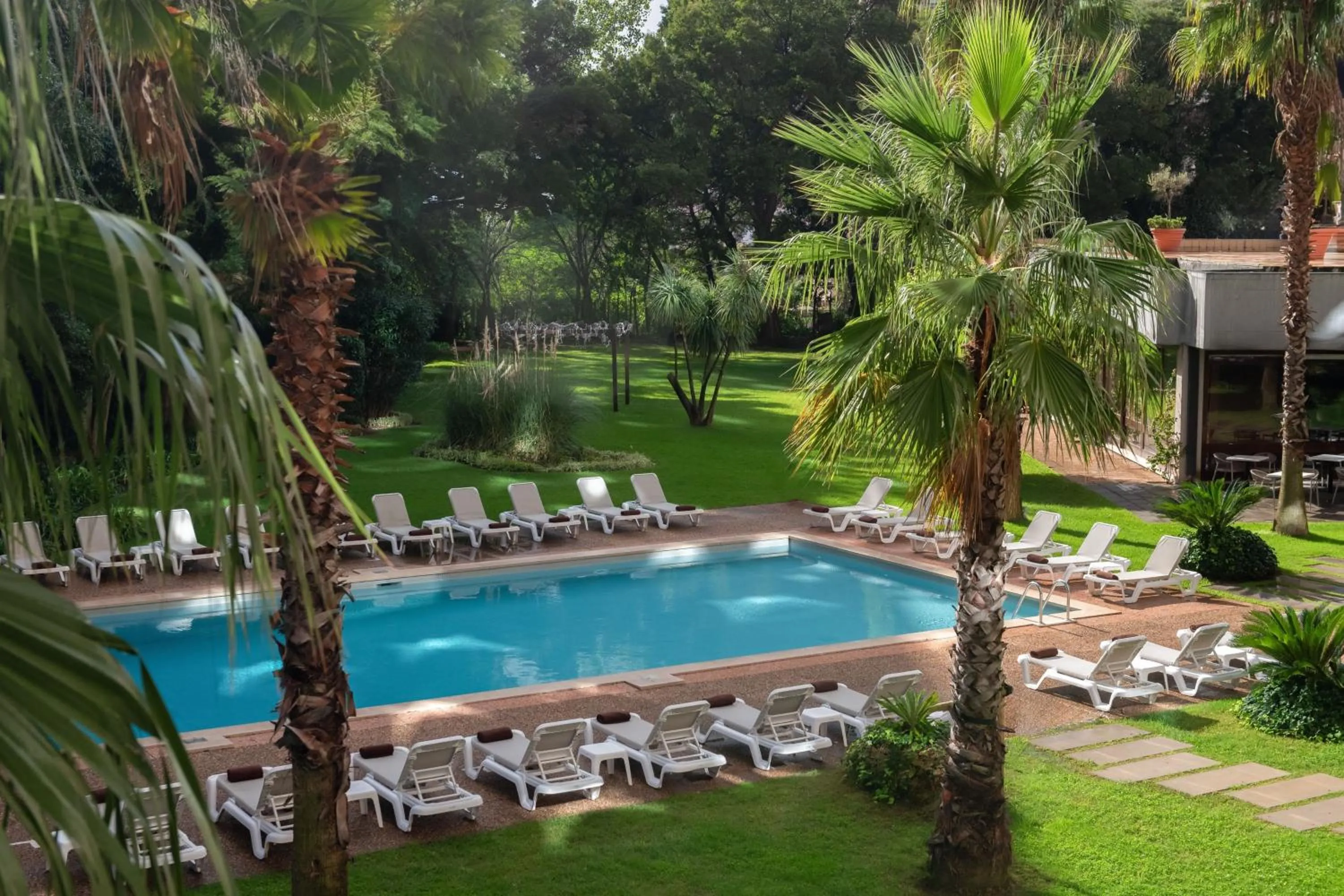 Swimming pool in Lisbon Marriott Hotel