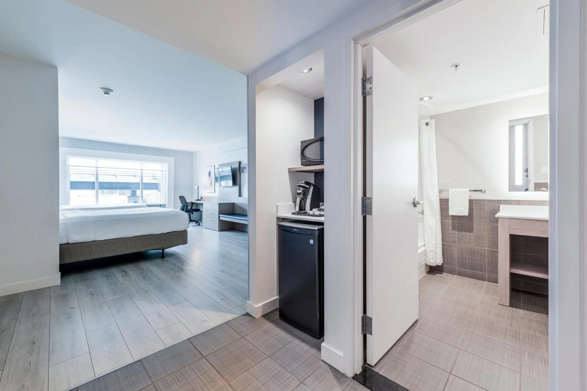 Photo of the whole room, Bed in Holiday Inn Express Hotel & Suites Saint - Hyacinthe by IHG