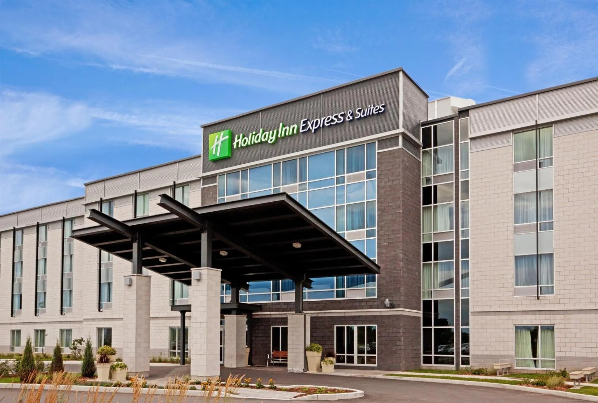 Property building in Holiday Inn Express Hotel & Suites Saint - Hyacinthe by IHG