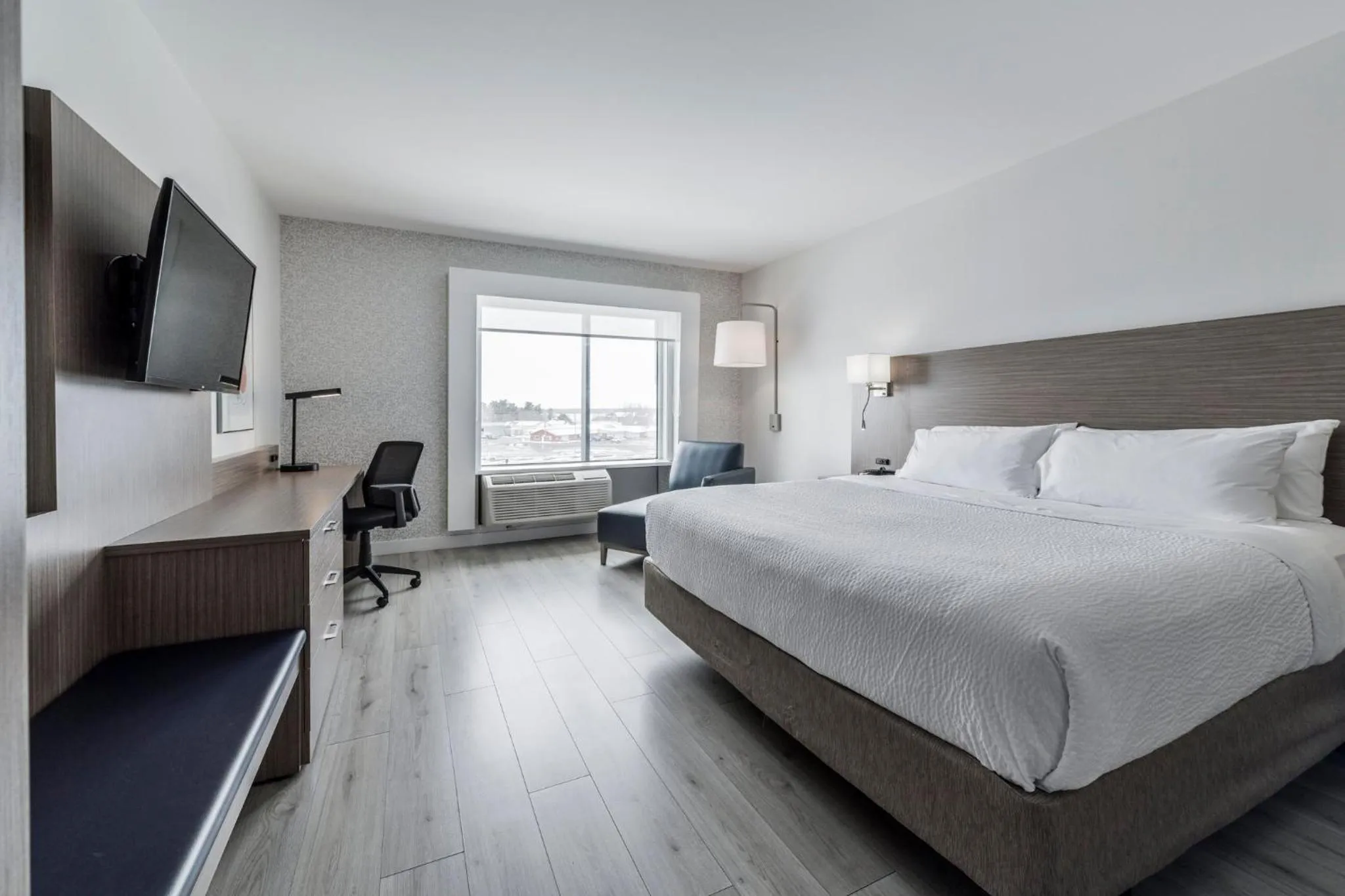 Photo of the whole room, Bed in Holiday Inn Express Hotel & Suites Saint - Hyacinthe by IHG
