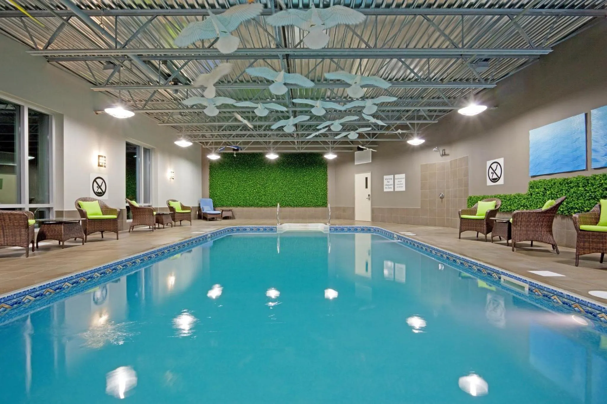 Swimming pool in Holiday Inn Express Hotel & Suites Saint - Hyacinthe by IHG