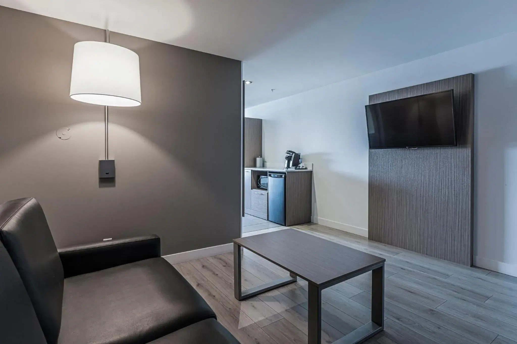 Queen Suite with Two Queen Beds and Sofa Bed in Holiday Inn Express Hotel & Suites Saint - Hyacinthe by IHG Queen Suite with Two Queen Beds and Sofa Bed in Holiday Inn Express Hotel & Suites Saint - Hyacinthe by IHG