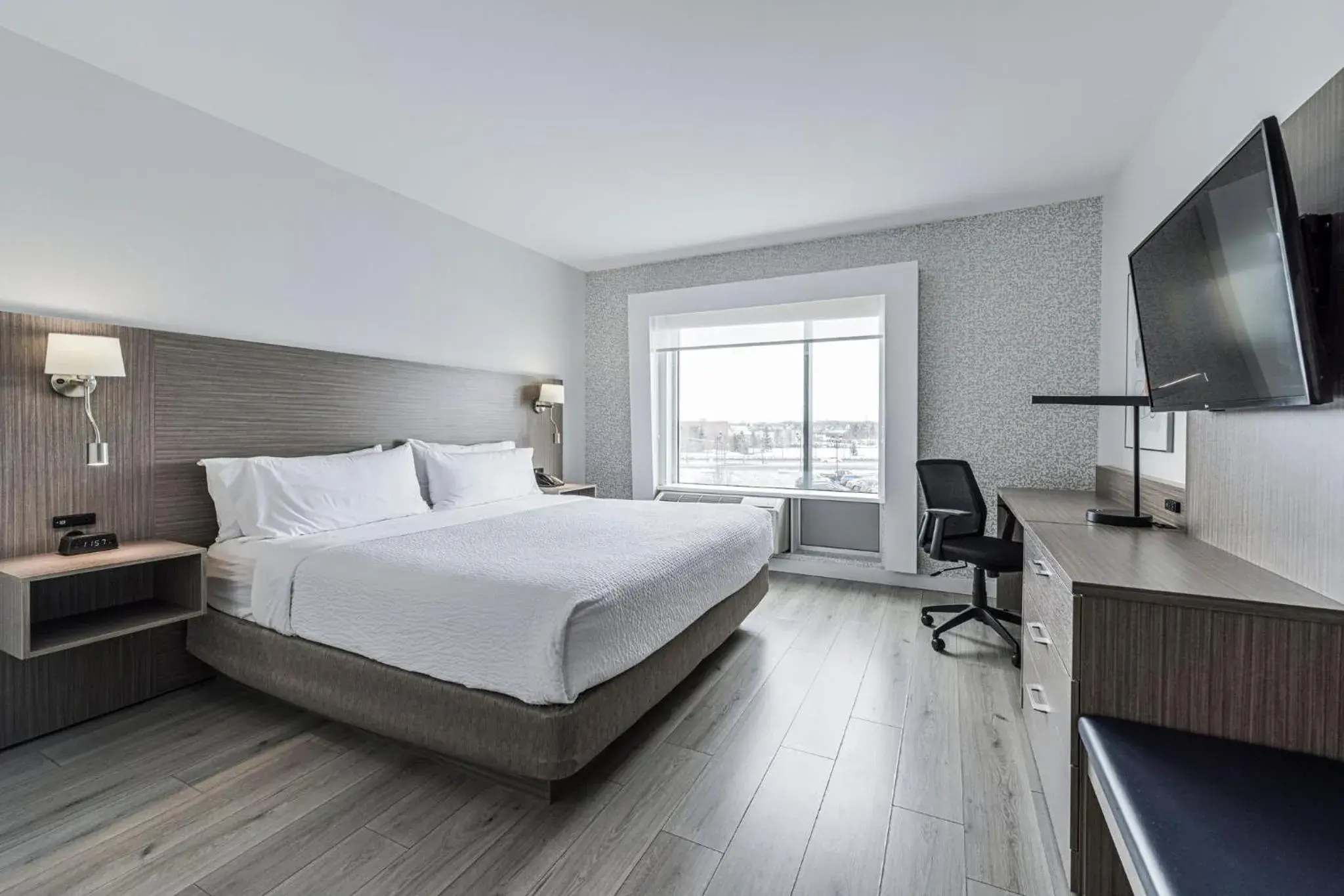Standard King Room - Mobility Accessible in Holiday Inn Express Hotel & Suites Saint - Hyacinthe by IHG Standard King Room - Mobility Accessible in Holiday Inn Express Hotel & Suites Saint - Hyacinthe by IHG