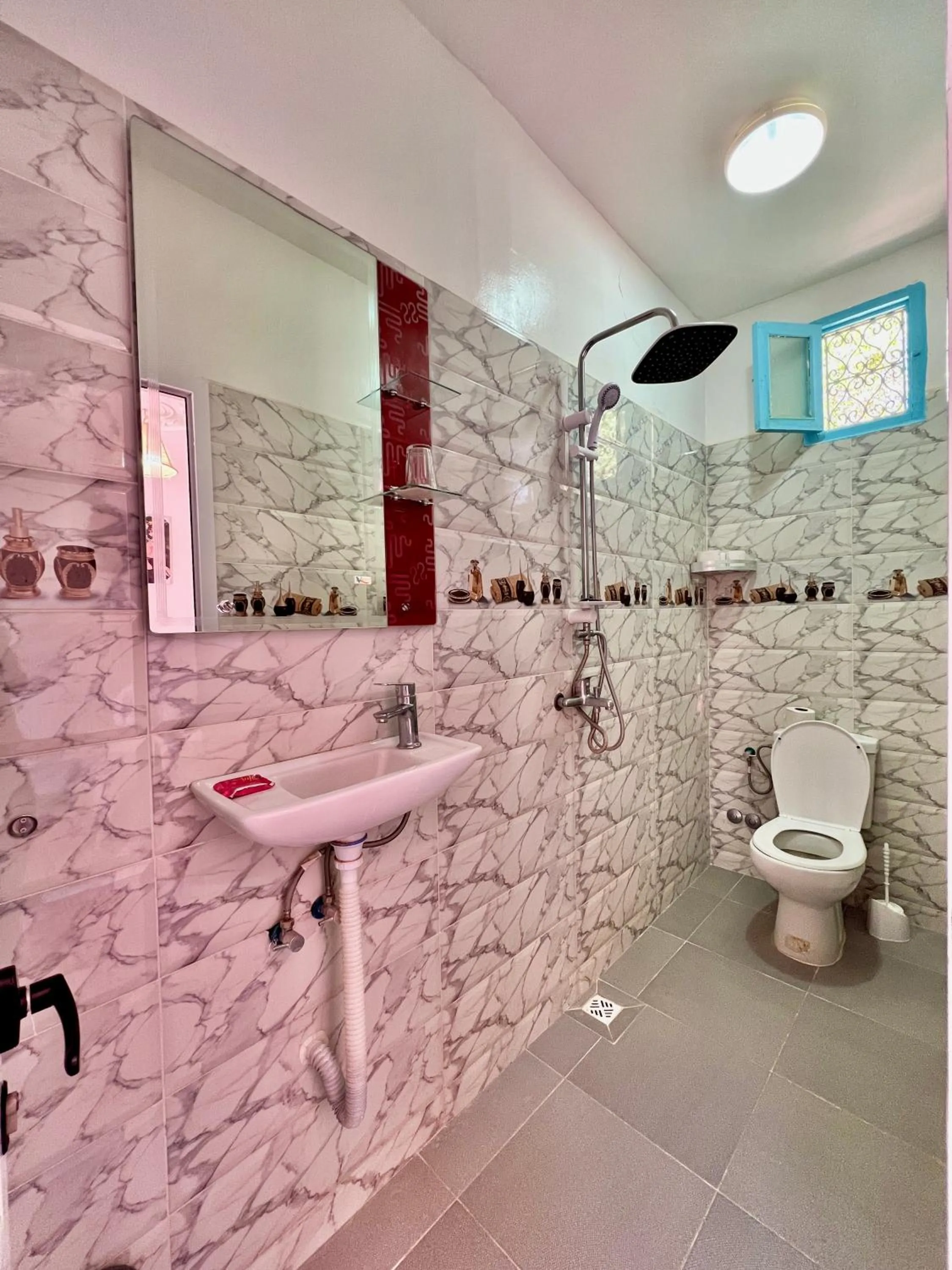 Shower in Hotel L'Arganier d'Ammelne