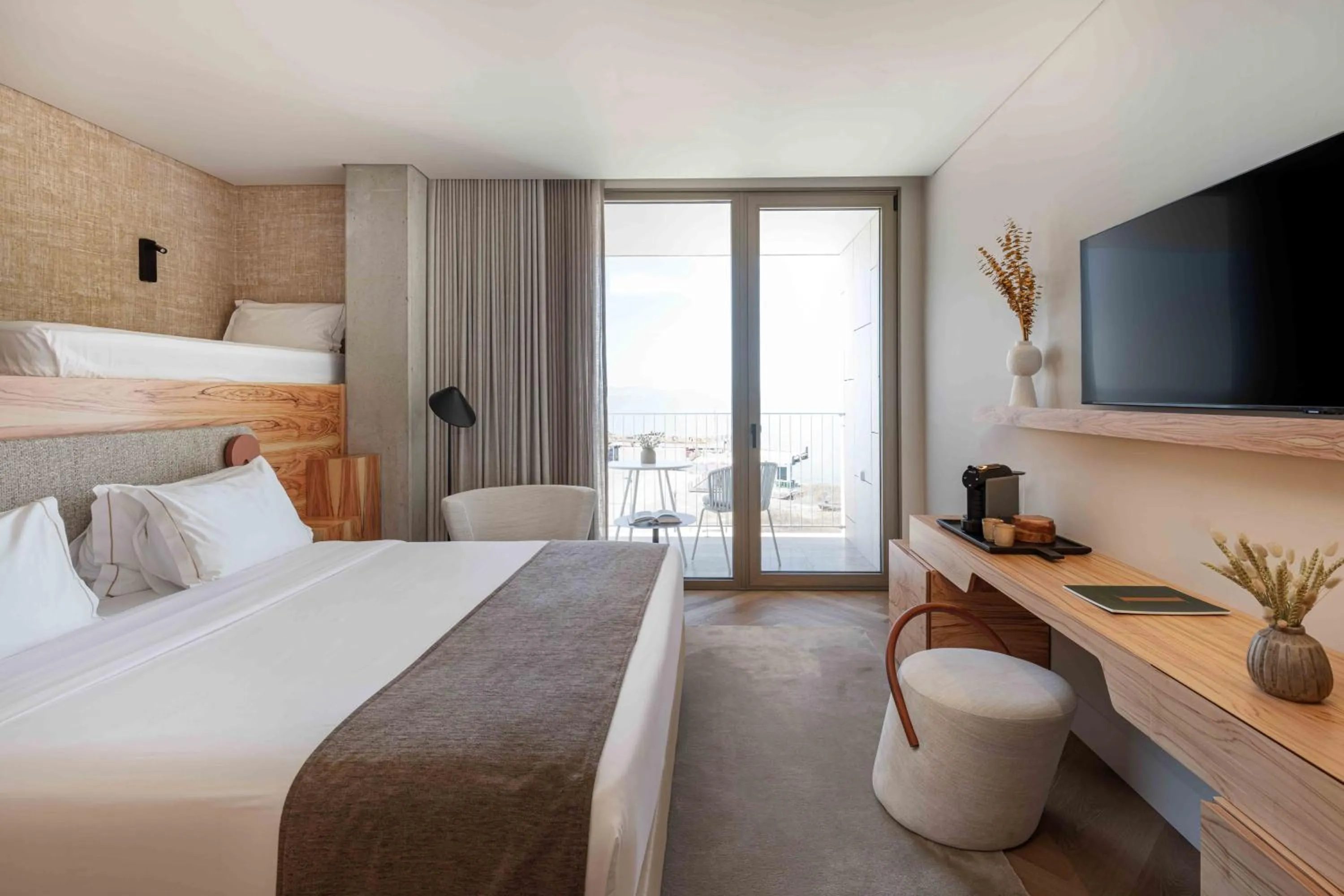 Balcony/Terrace, Bed in Upon Vila - Alcochete Hotel