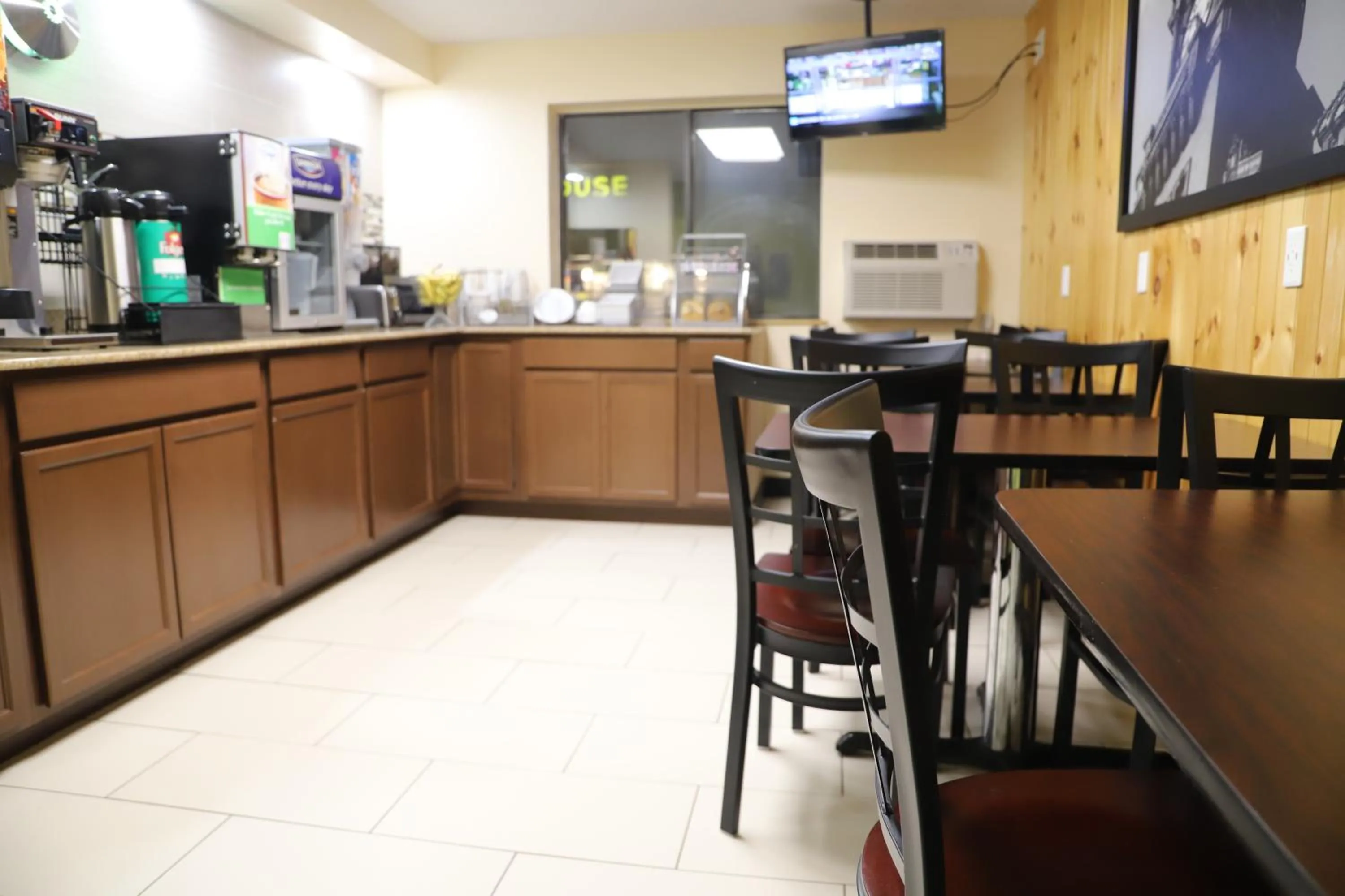 Restaurant/places to eat in Super 8 by Wyndham Richmond Airport VA