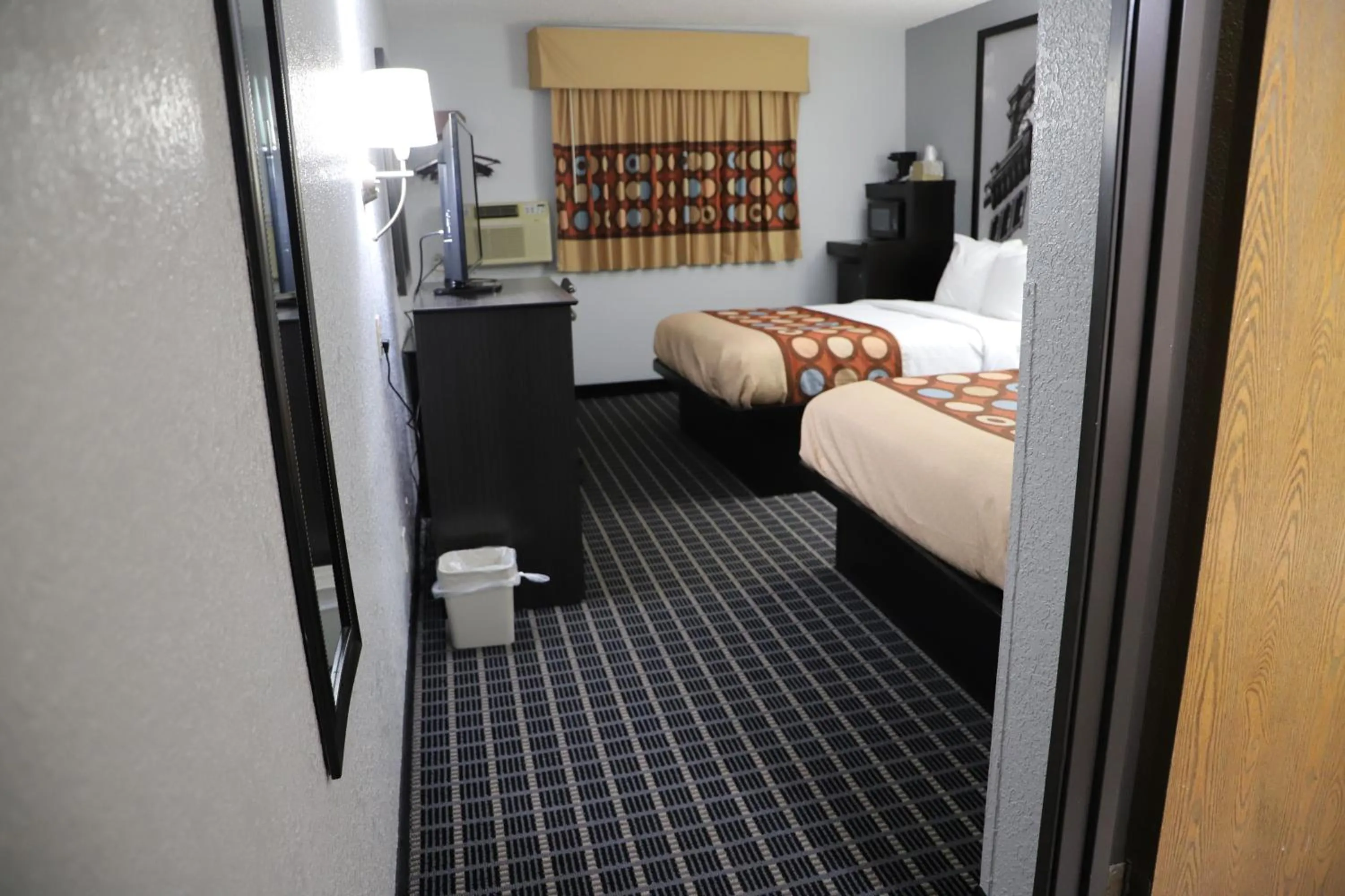 Photo of the whole room, Bed in Super 8 by Wyndham Richmond Airport VA