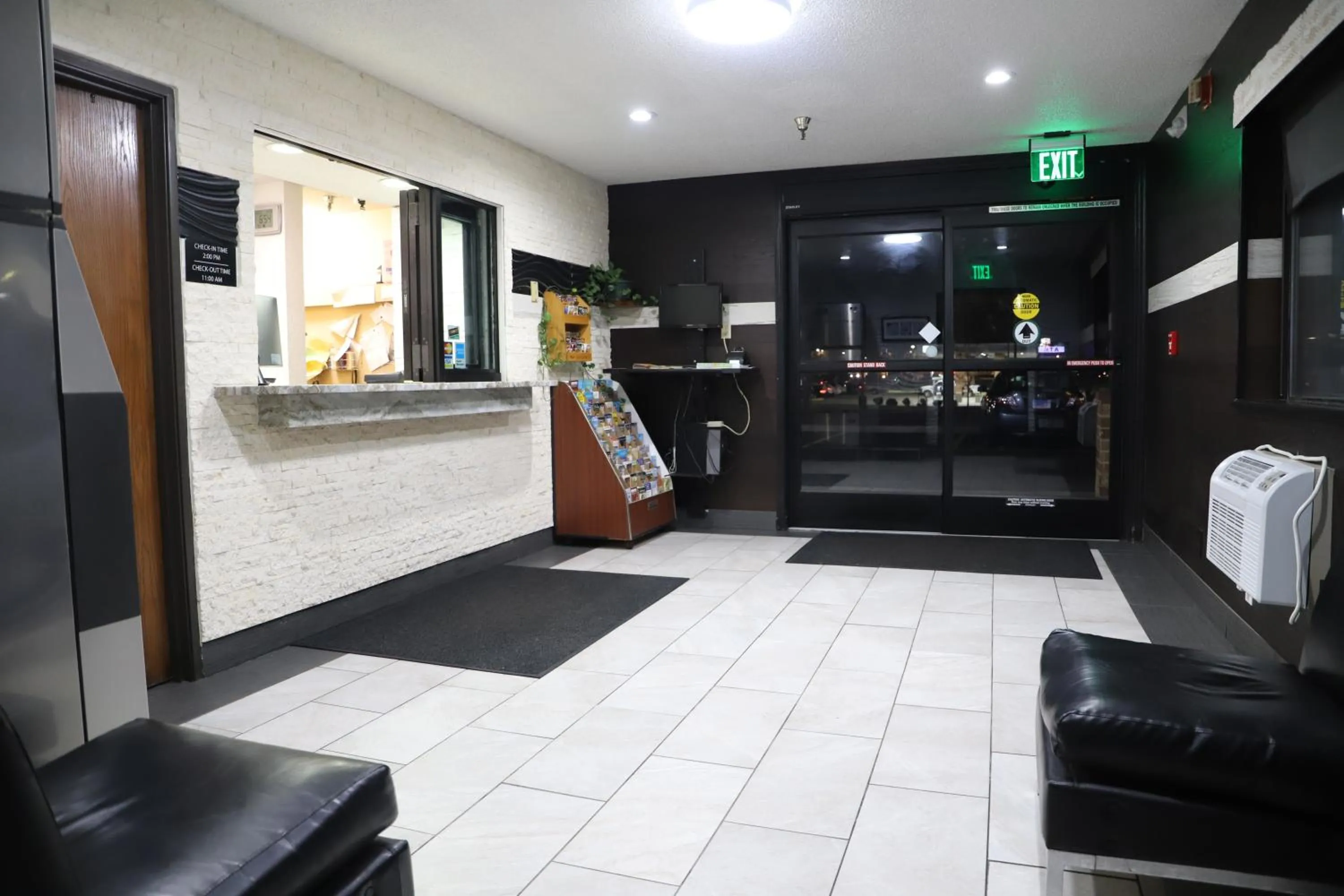 Lobby or reception in Super 8 by Wyndham Richmond Airport VA