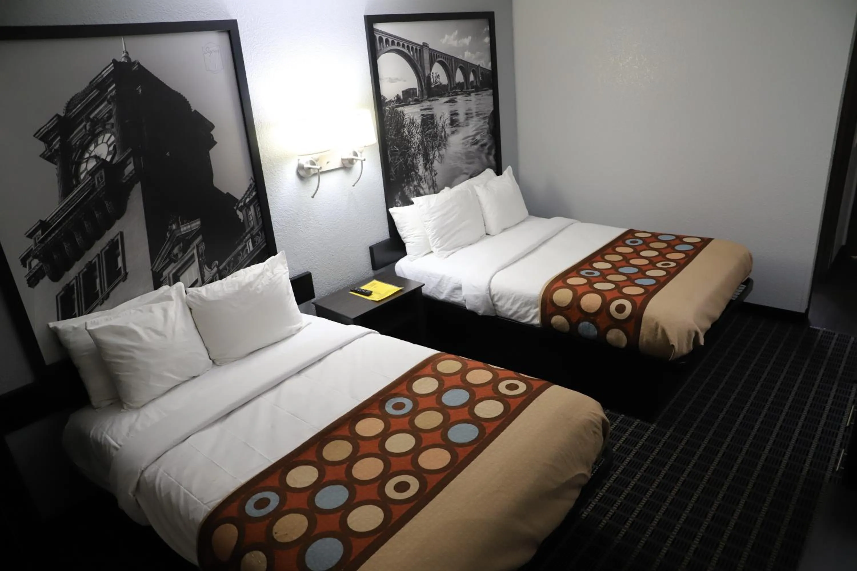 Photo of the whole room, Bed in Super 8 by Wyndham Richmond Airport VA