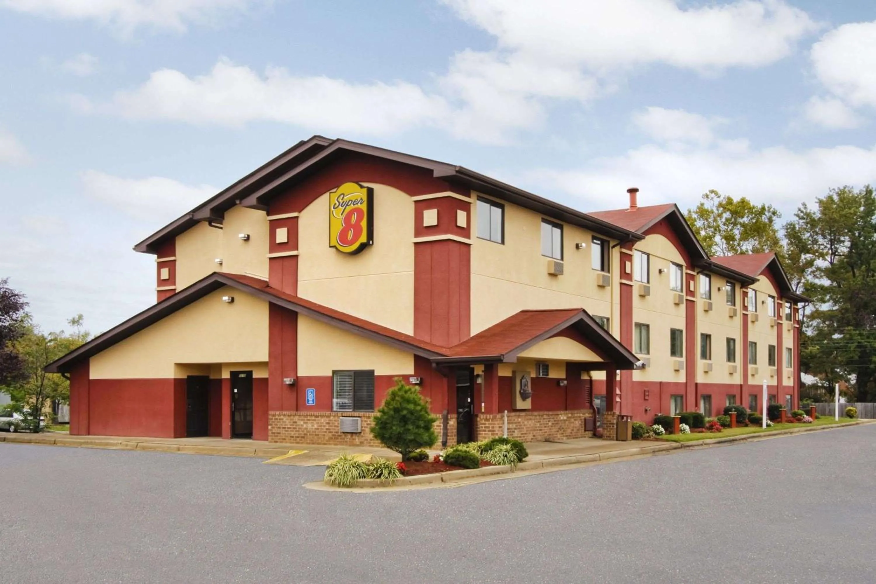 Property building in Super 8 by Wyndham Richmond Airport VA