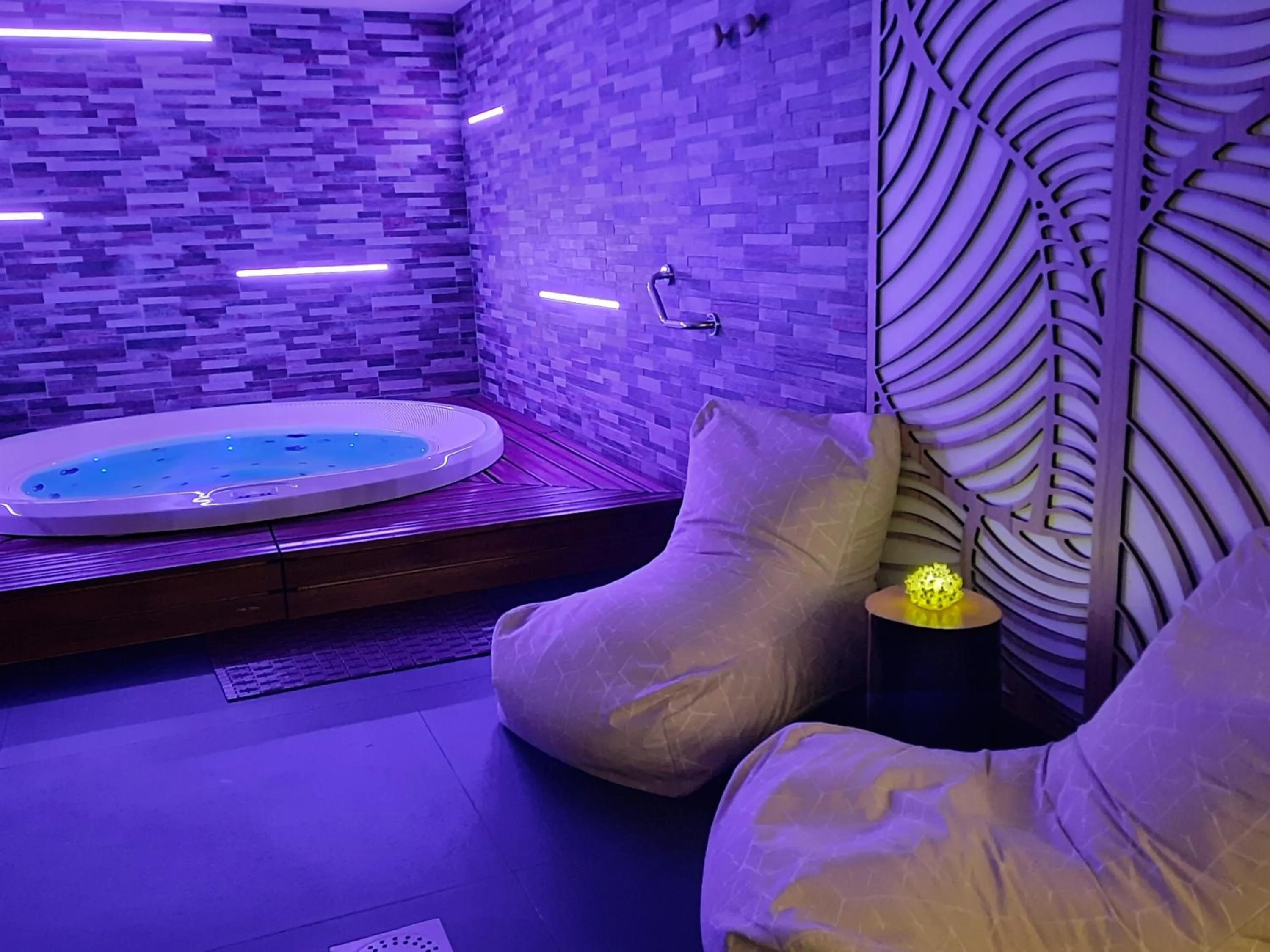 Hot Tub in Kyriad Prestige Amiens Poulainville - Hotel and Spa