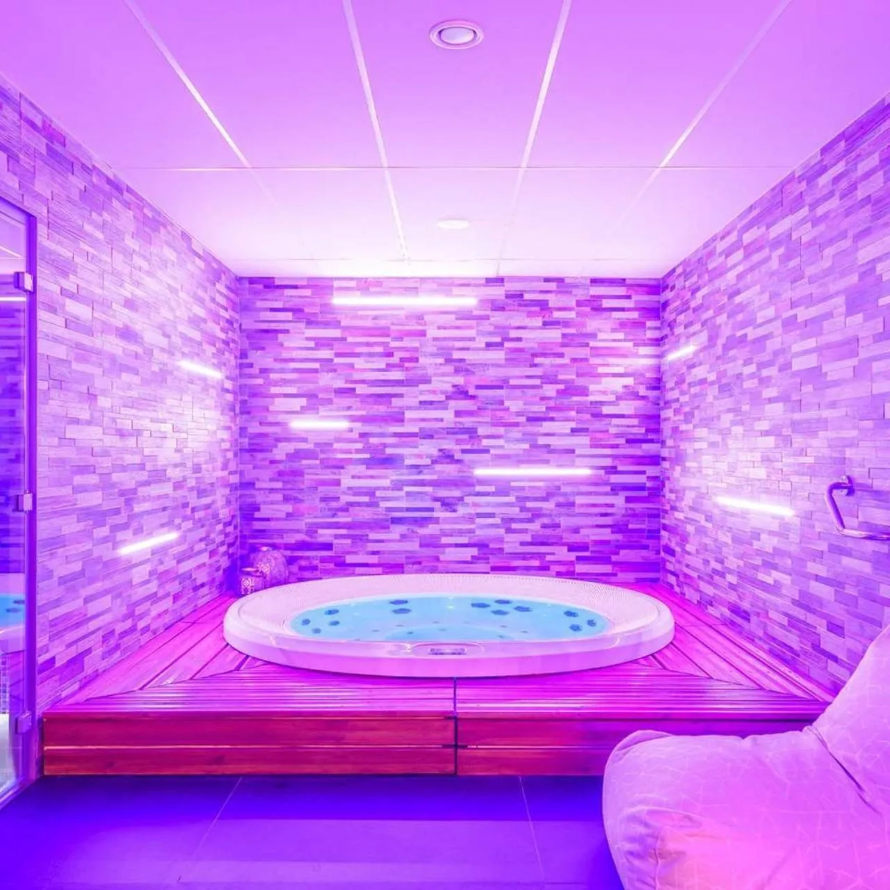 Spa and wellness centre/facilities, Bed in Kyriad Prestige Amiens Poulainville - Hotel and Spa